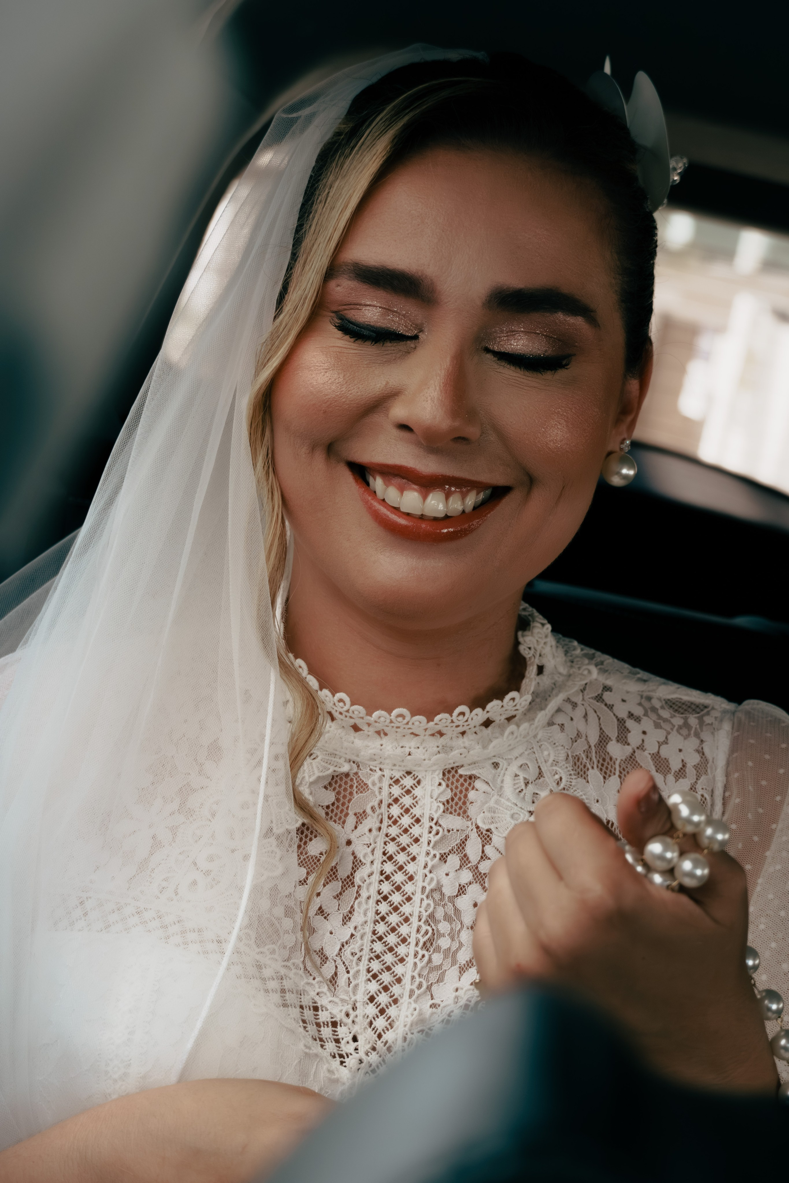 Retrato de noiva sorrindo durante preparação para cerimônia de casamento