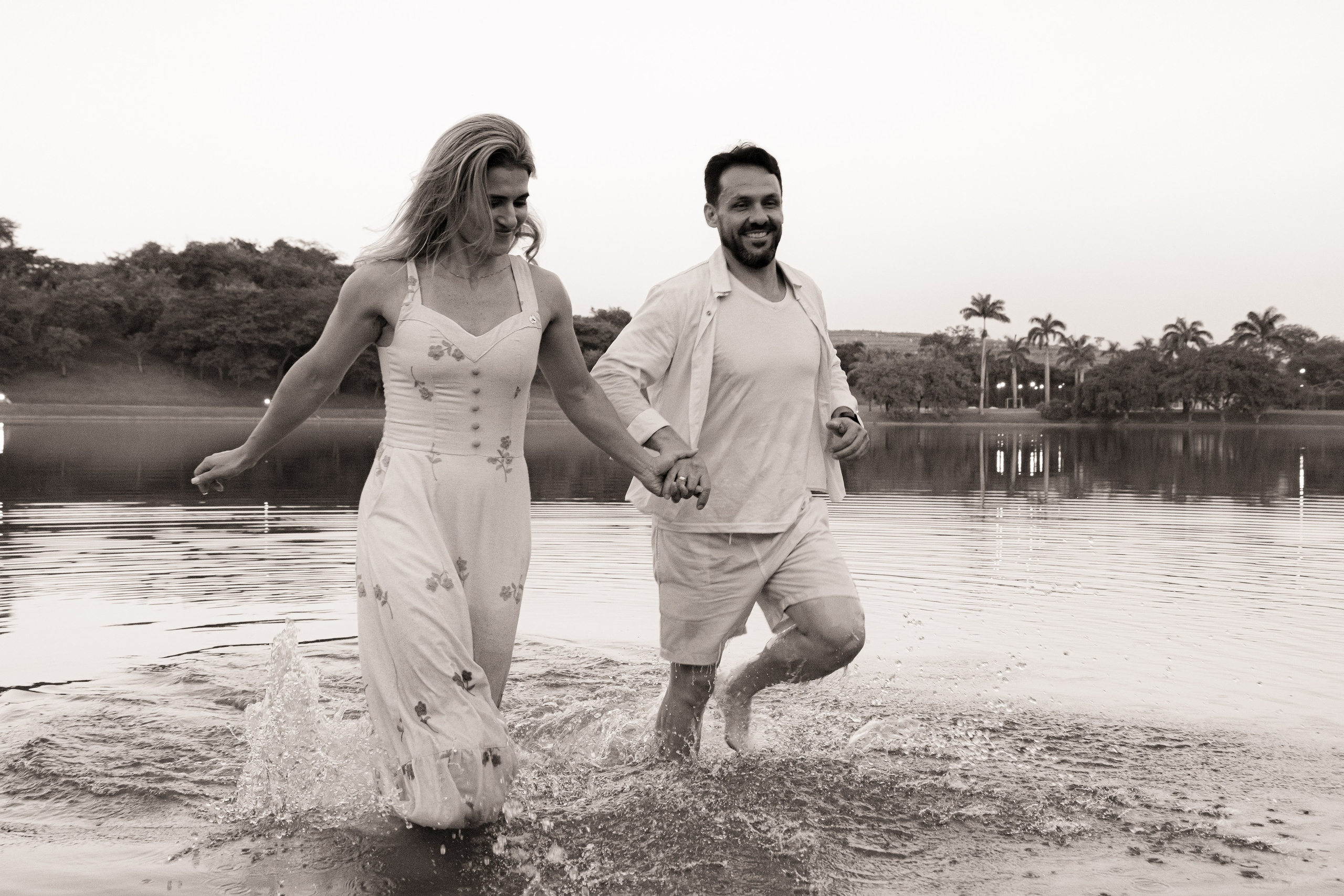 Ensaio Pré-Wedding no Interior Paulista com Lago, Areia e Pôr do Sol | Studio Melk. Foto e Video Studio Melk
