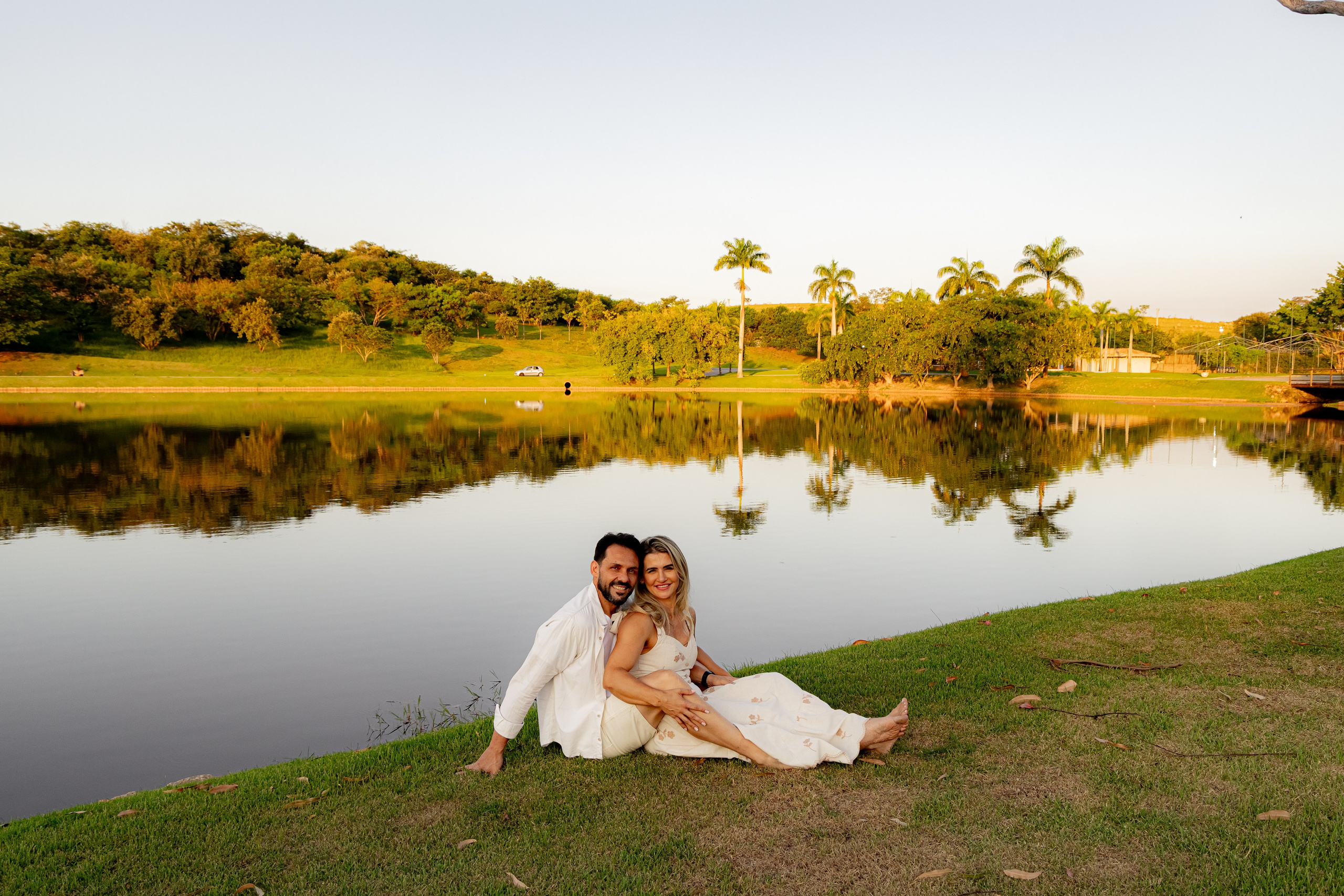Ensaio Pré-Wedding no Interior Paulista com Lago, Areia e Pôr do Sol | Studio Melk. Foto e Video Studio Melk