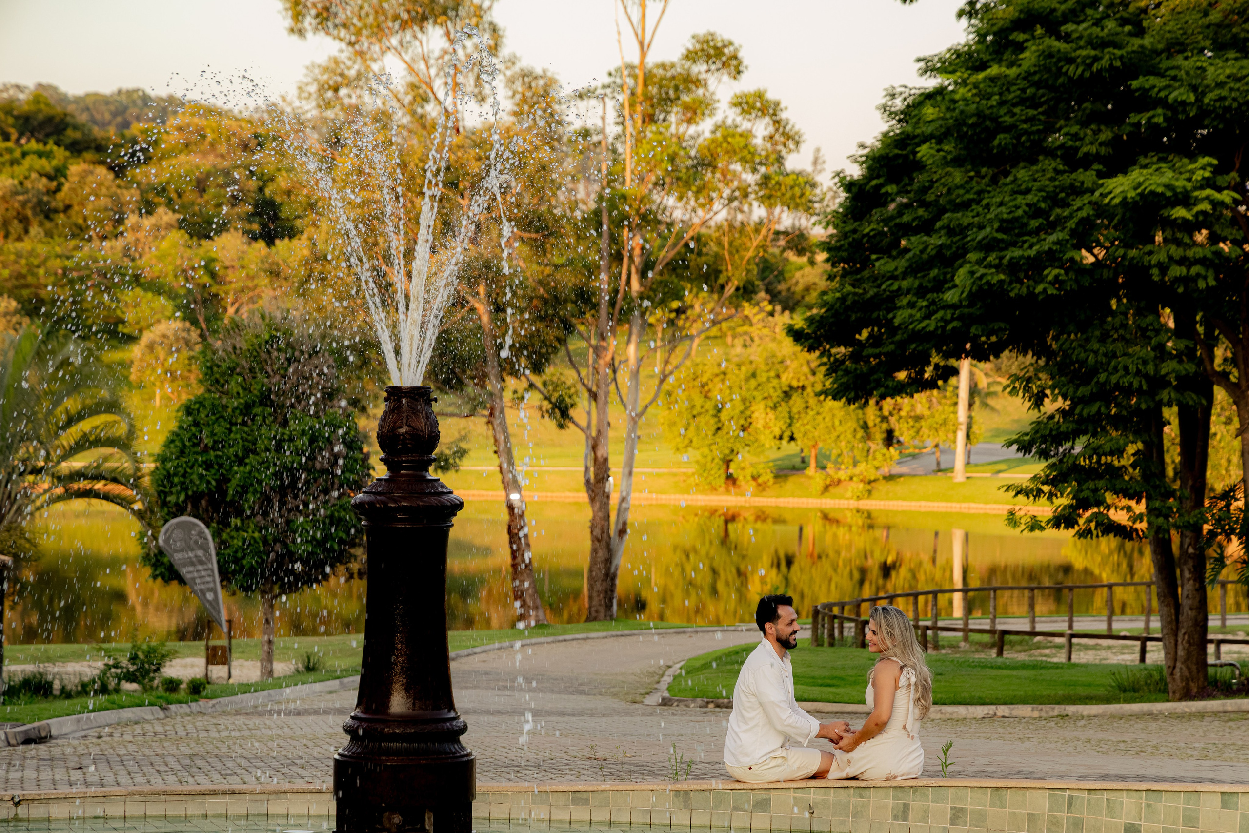 Ensaio Pré-Wedding no Interior Paulista com Lago, Areia e Pôr do Sol | Studio Melk. Foto e Video Studio Melk