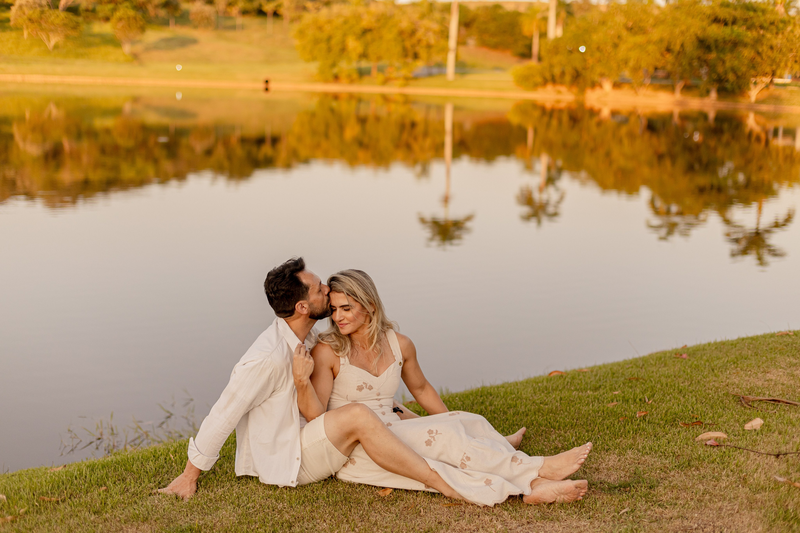 Ensaio Pré-Wedding no Interior Paulista com Lago, Areia e Pôr do Sol | Studio Melk. Foto e Video Studio Melk