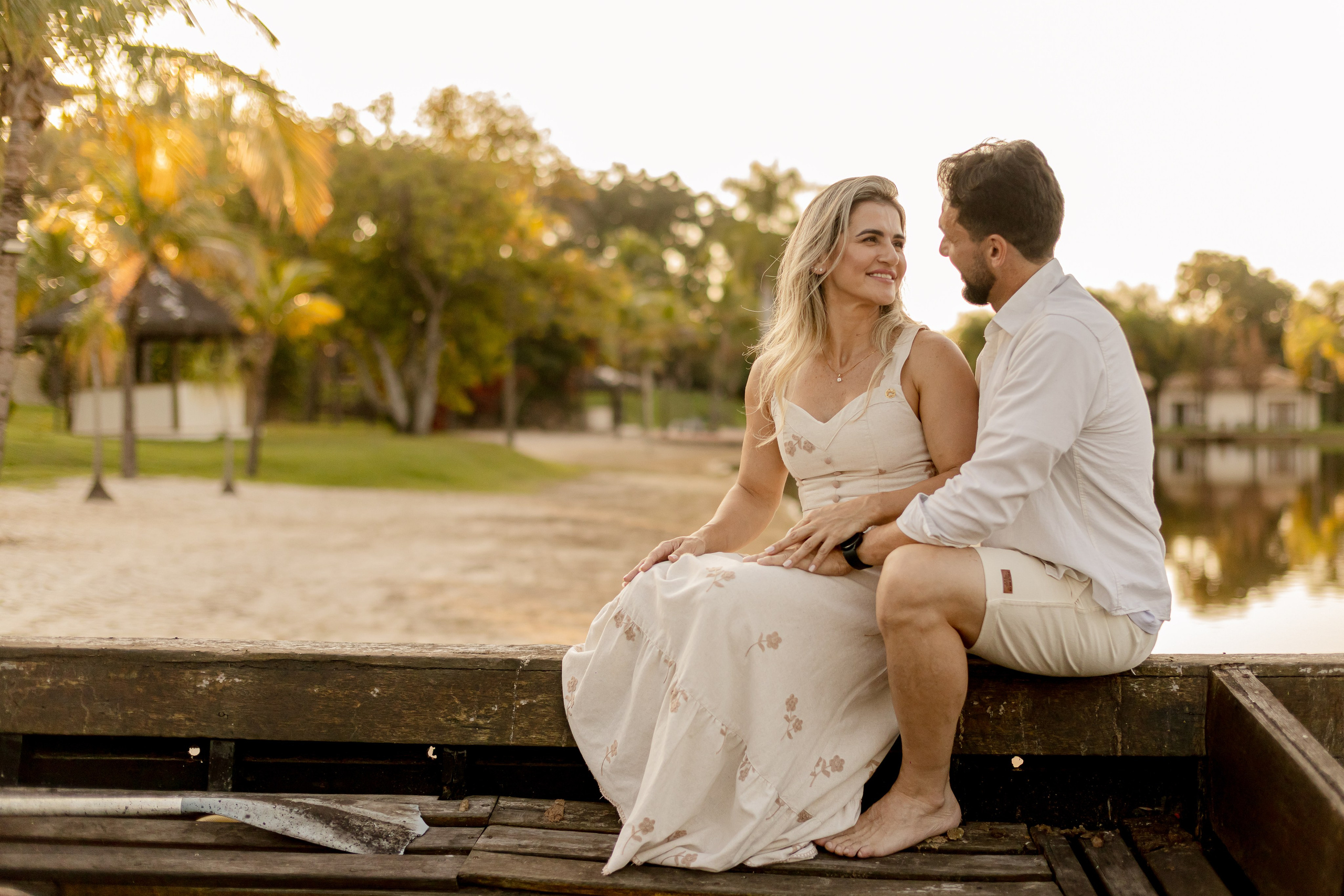 Ensaio Pré-Wedding no Interior Paulista com Lago, Areia e Pôr do Sol | Studio Melk. Foto e Video Studio Melk