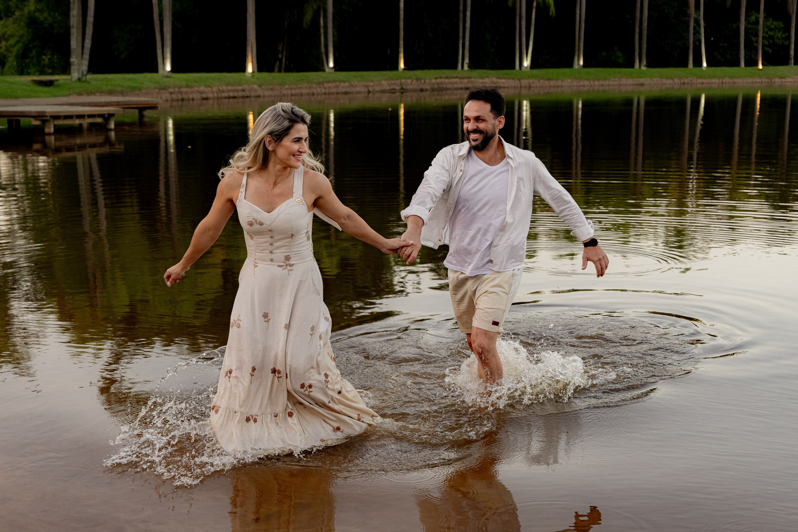 Ensaio Pré-Wedding no Interior Paulista com Lago, Areia e Pôr do Sol | Studio Melk. Foto e Video Studio Melk