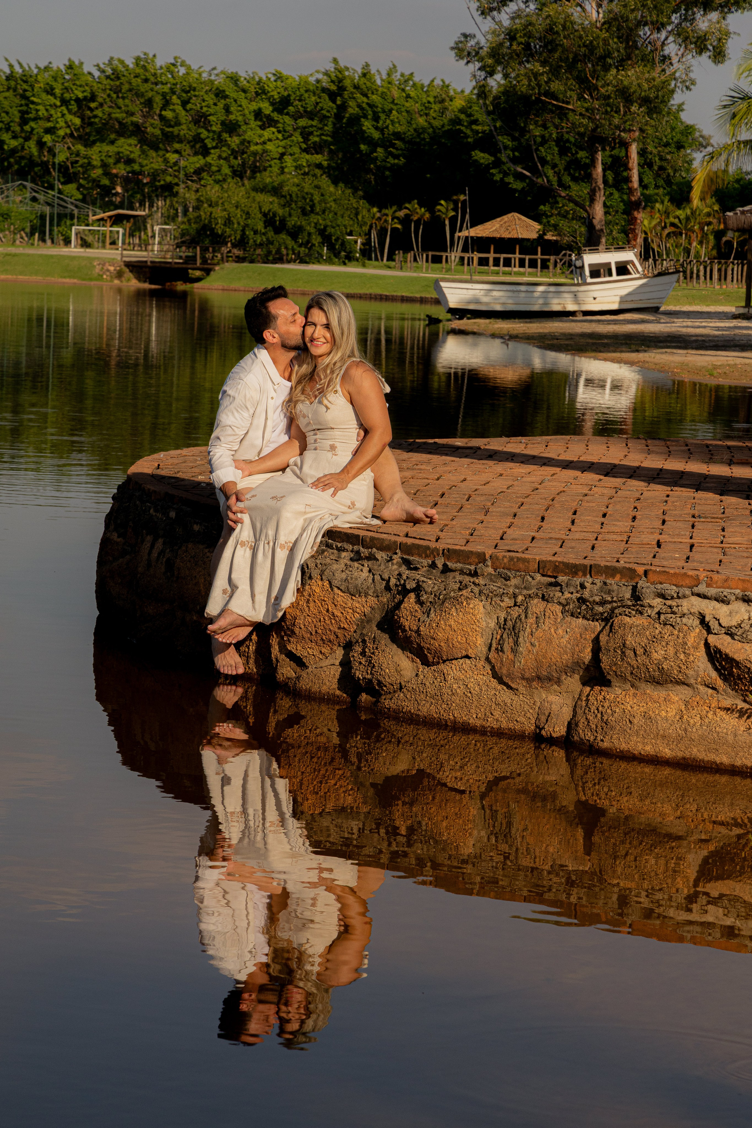 Ensaio Pré-Wedding no Interior Paulista com Lago, Areia e Pôr do Sol | Studio Melk. Foto e Video Studio Melk