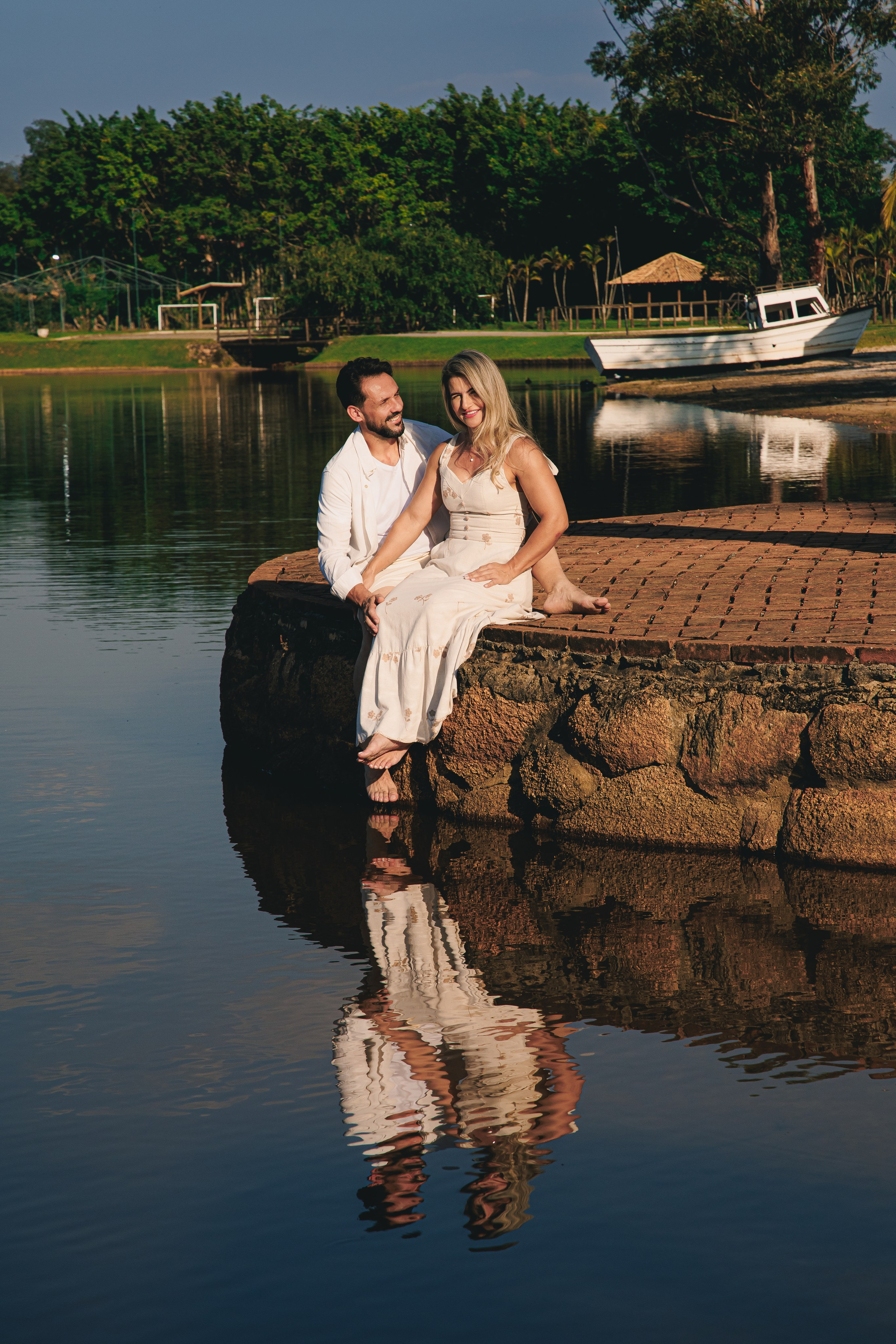 Ensaio Pré-Wedding no Interior Paulista com Lago, Areia e Pôr do Sol | Studio Melk. Foto e Video Studio Melk