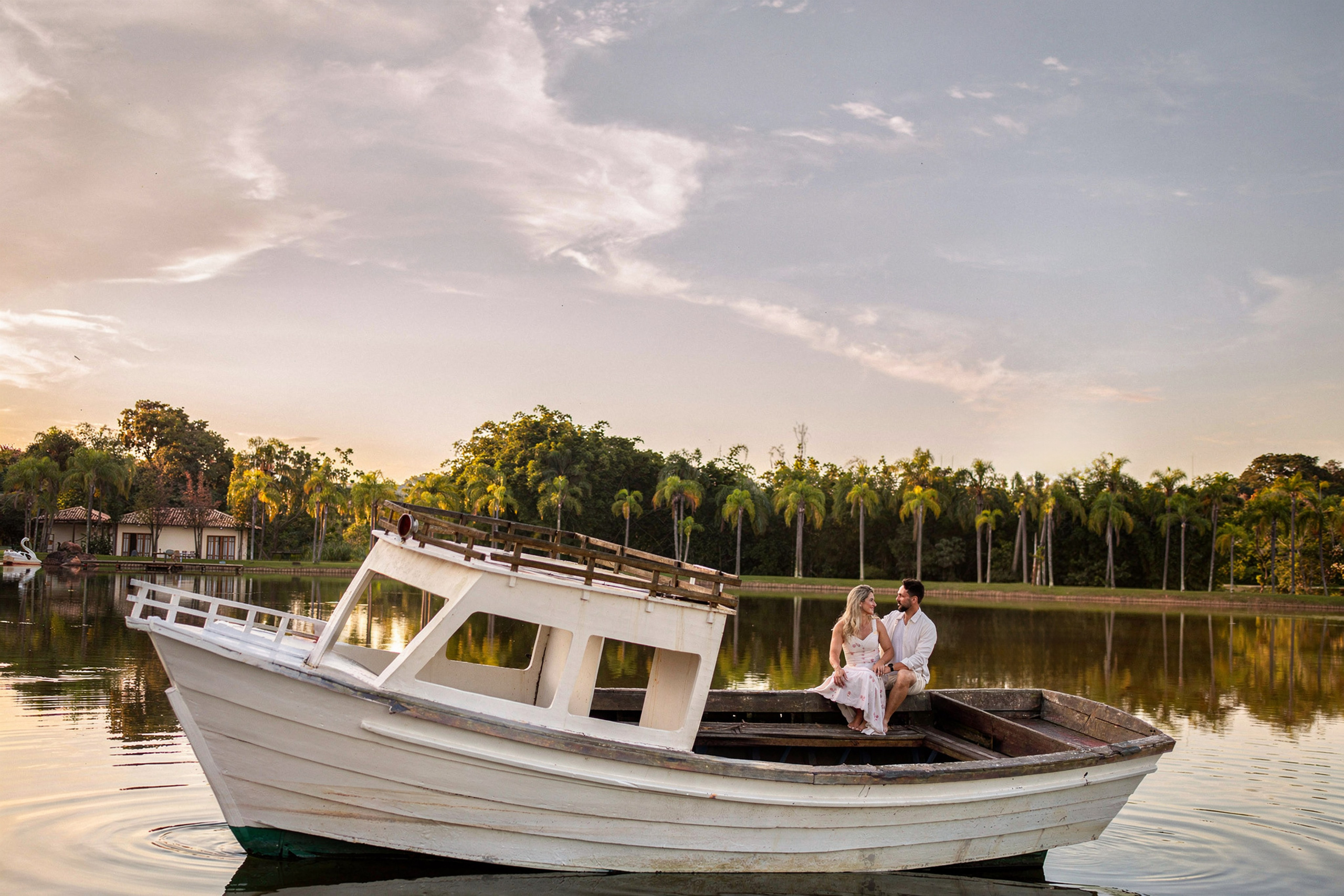Ensaio Pré-Wedding no Interior Paulista com Lago, Areia e Pôr do Sol | Studio Melk. Foto e Video Studio Melk