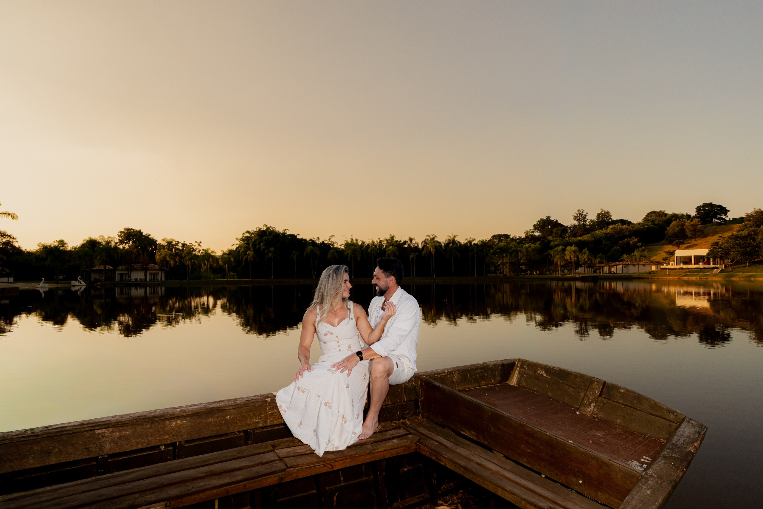 Ensaio Pré-Wedding no Interior Paulista com Lago, Areia e Pôr do Sol | Studio Melk. Foto e Video Studio Melk