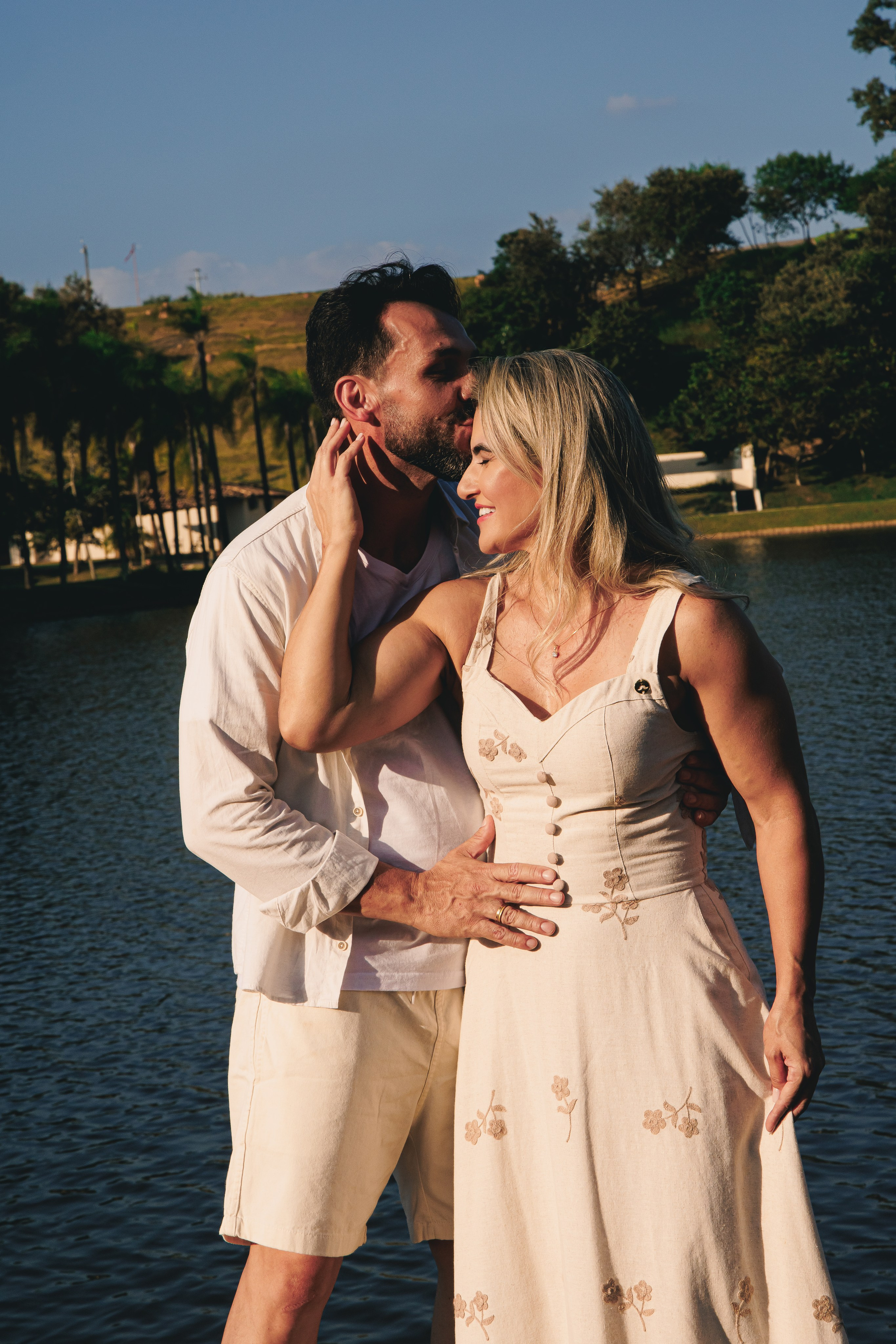 Ensaio Pré-Wedding no Interior Paulista com Lago, Areia e Pôr do Sol | Studio Melk. Foto e Video Studio Melk