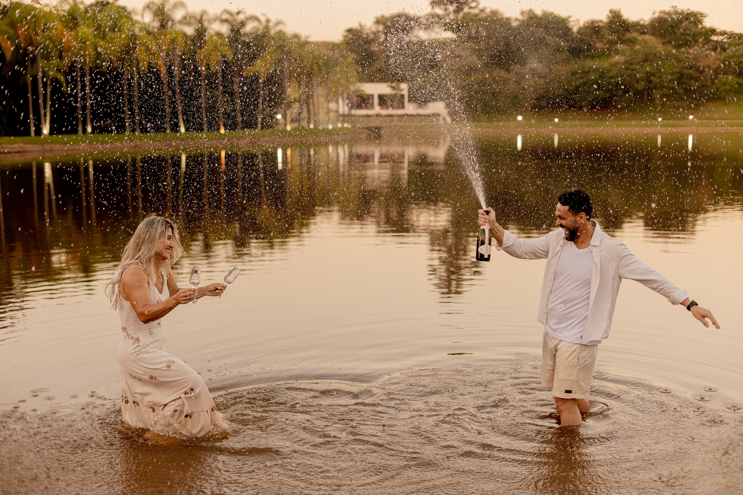 Ensaio Pré-Wedding no Interior Paulista com Lago, Areia e Pôr do Sol | Studio Melk. Foto e Video Studio Melk