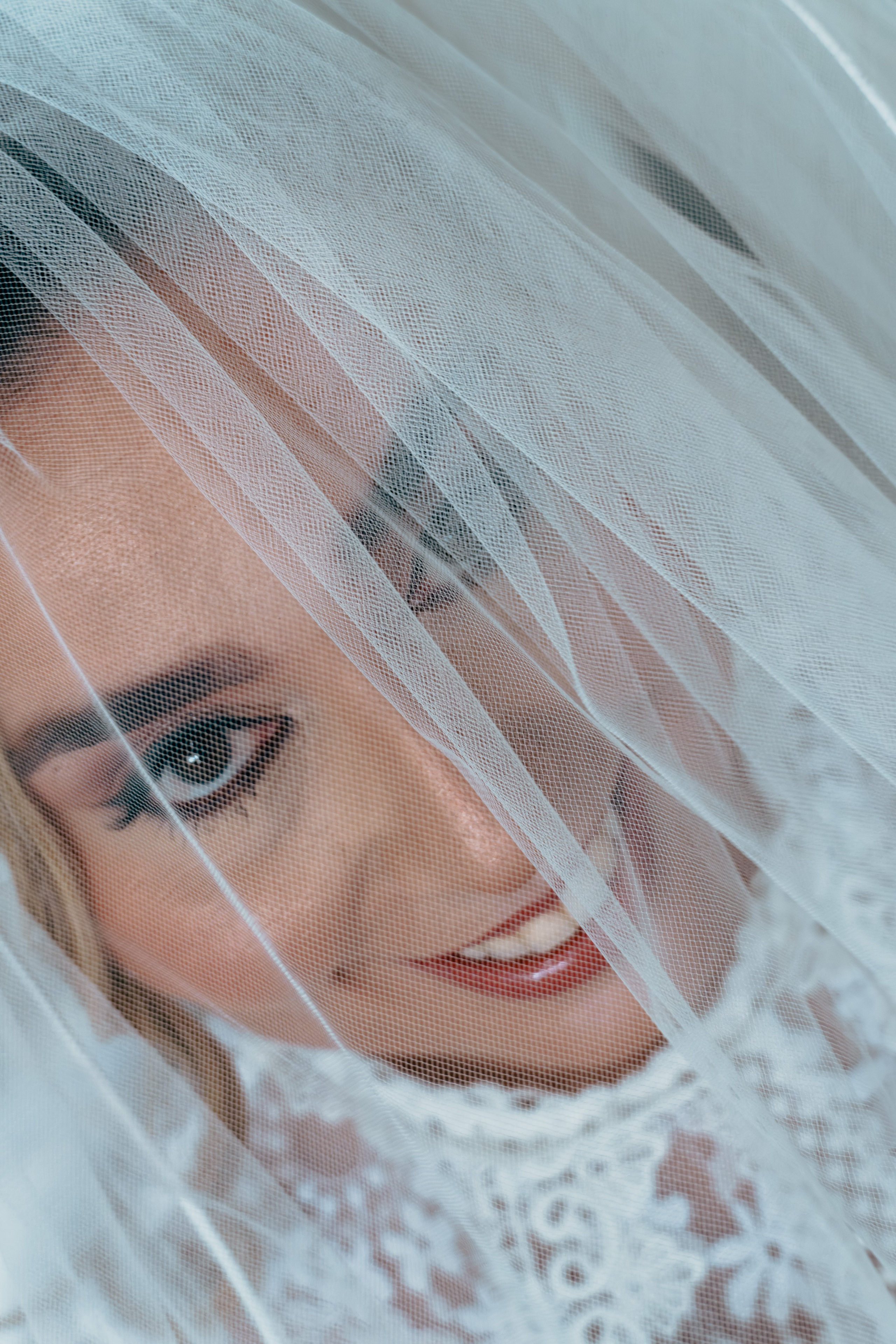Retrato aproximado de noiva usando véu e maquiagem delicada