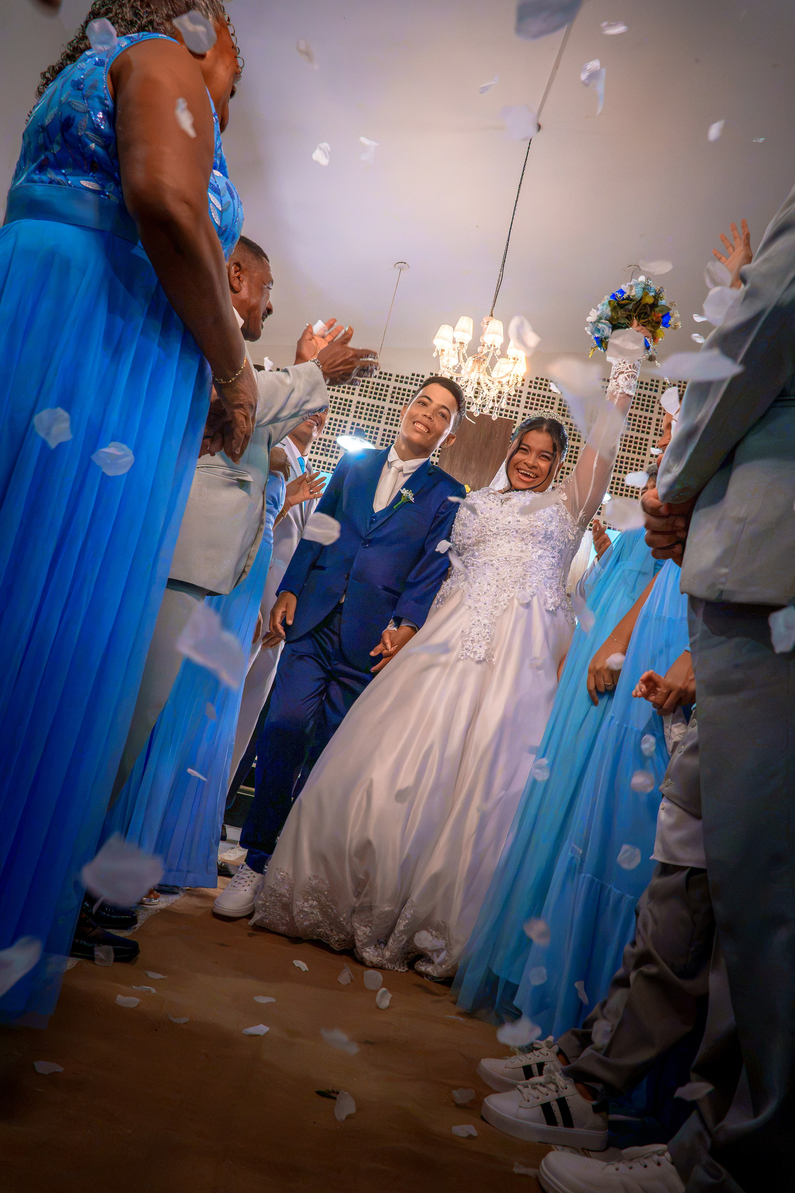 Grupo de pessoas participando de celebração religiosa do casamento dentro da igreja