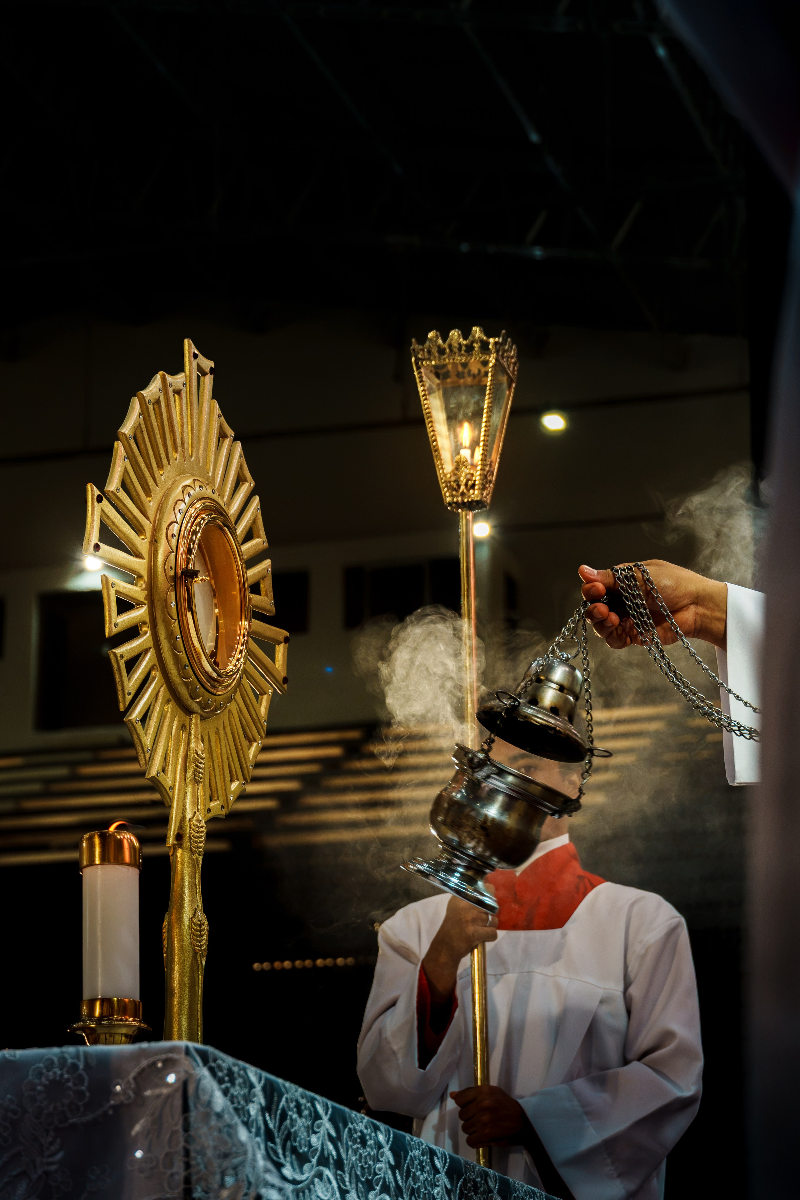 Ostensório com Eucaristia exposta durante celebração religiosa