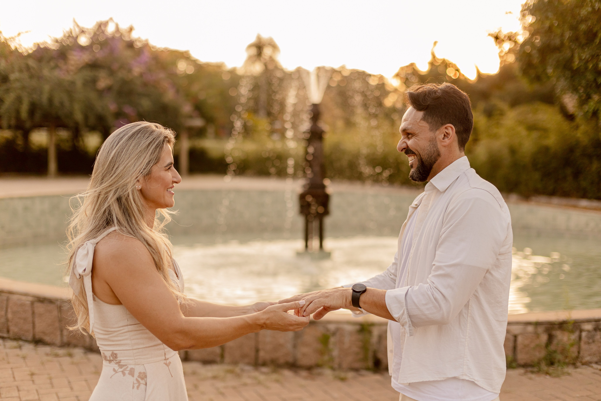 Ensaio Pré-Wedding no Interior Paulista com Lago, Areia e Pôr do Sol | Studio Melk. Foto e Video Studio Melk