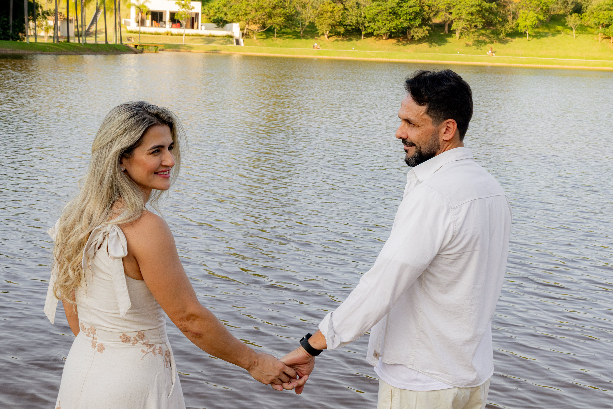 Ensaio Pré-Wedding no Interior Paulista com Lago, Areia e Pôr do Sol | Studio Melk. Foto e Video Studio Melk