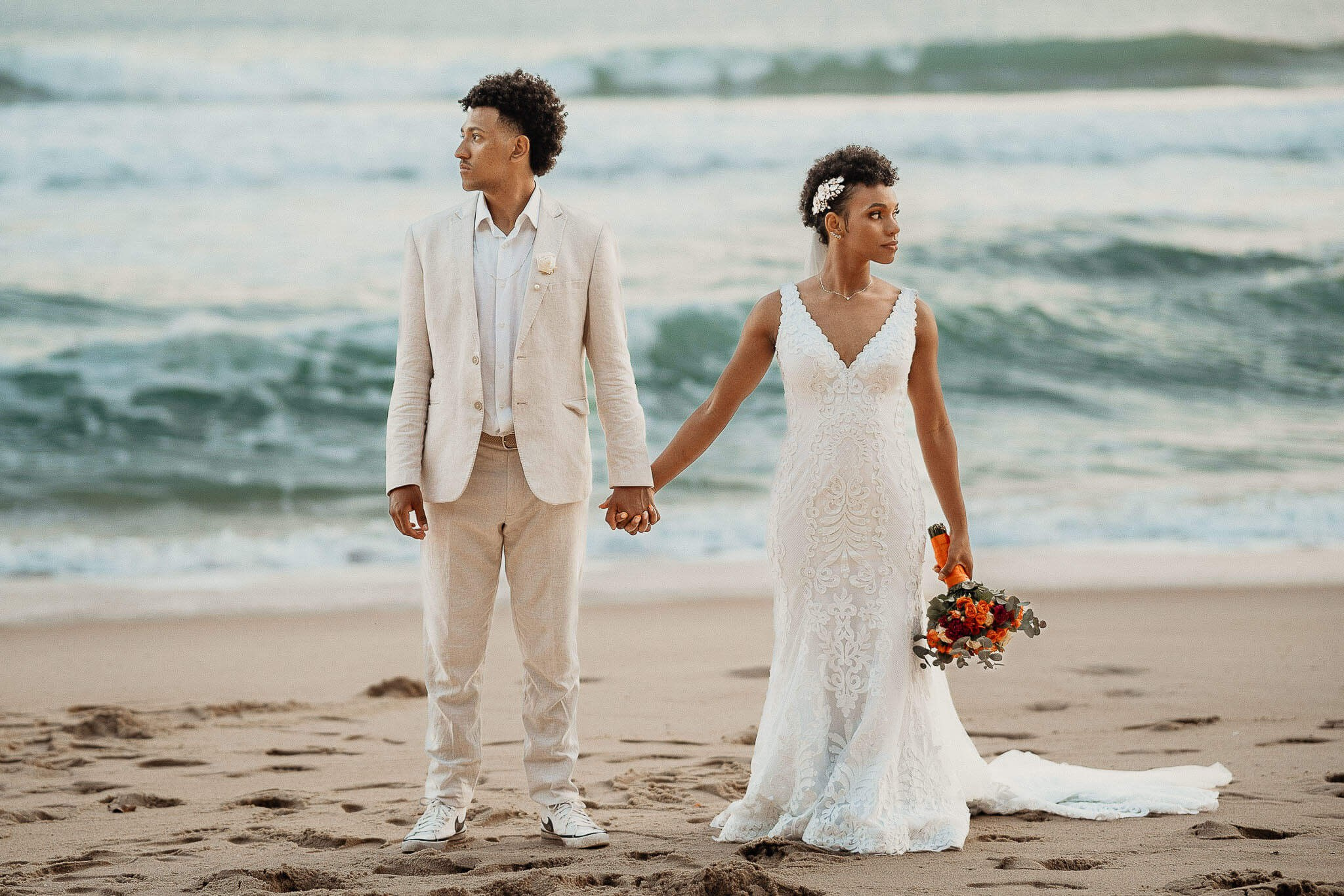 Retrato dos noivos em casamento na praia no Rio de janeiro