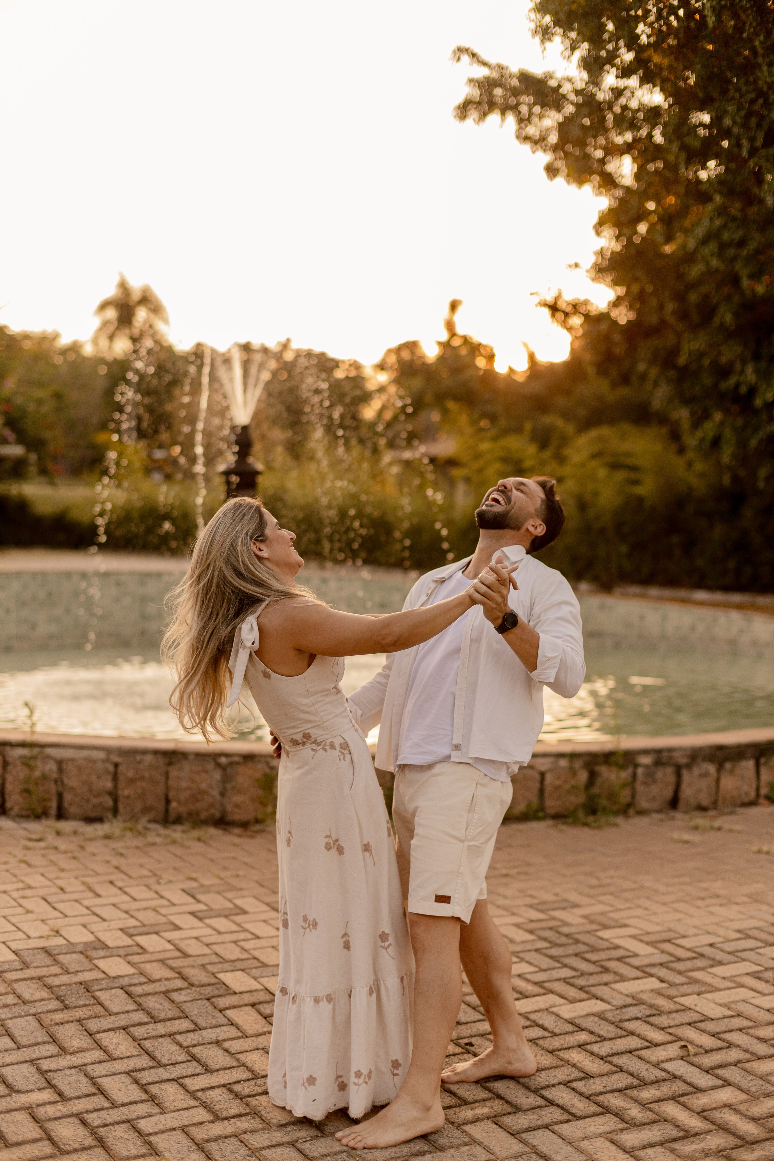 Ensaio Pré-Wedding no Interior Paulista com Lago, Areia e Pôr do Sol | Studio Melk. Foto e Video Studio Melk