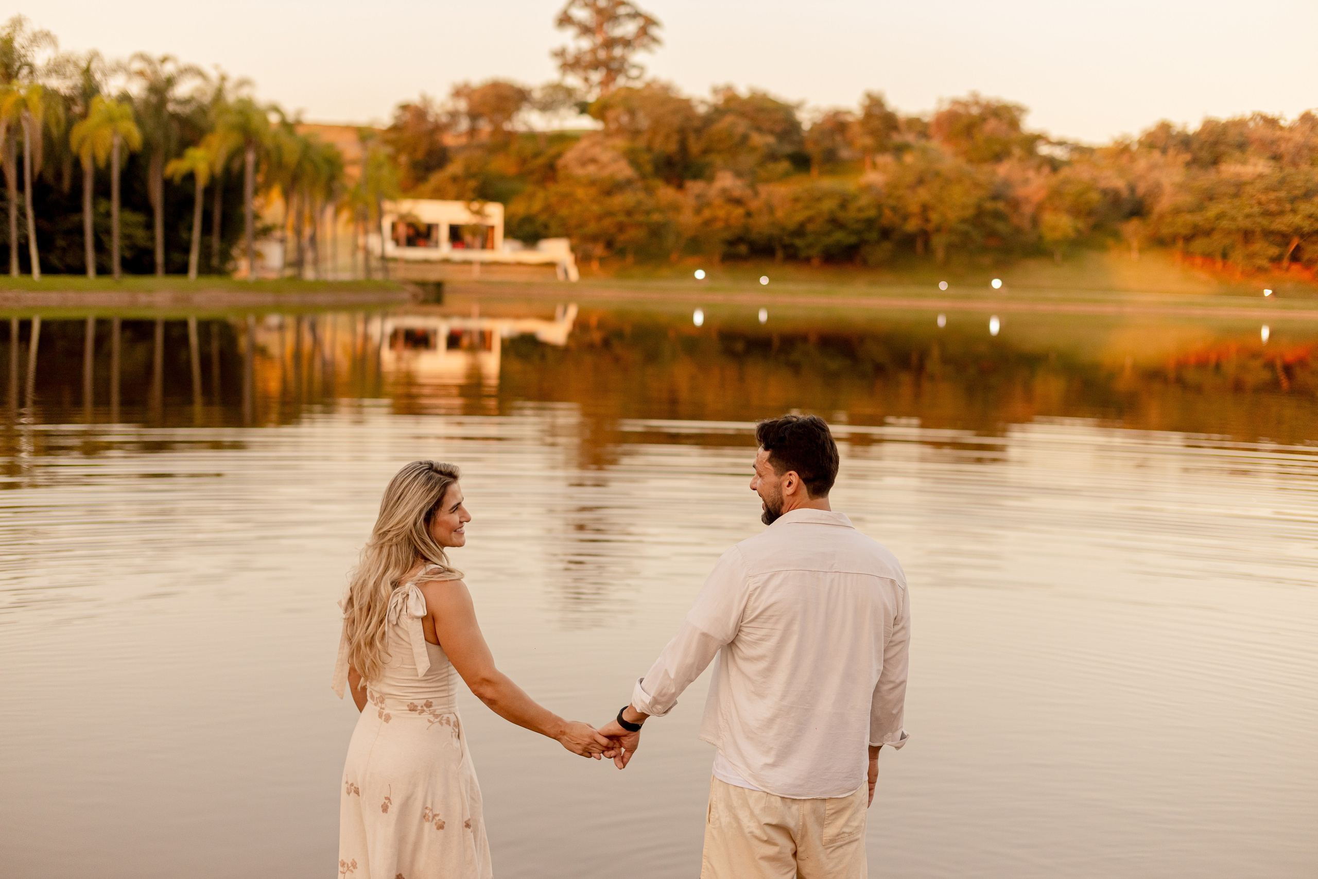 Ensaio Pré-Wedding no Interior Paulista com Lago, Areia e Pôr do Sol | Studio Melk. Foto e Video Studio Melk