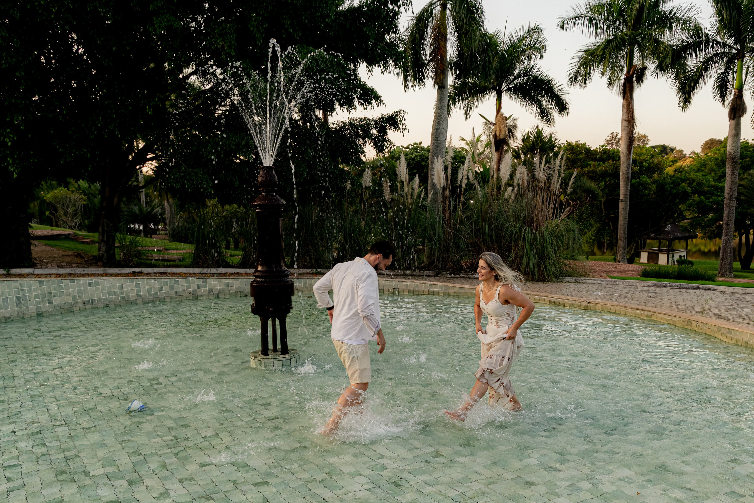Ensaio Pré-Wedding no Interior Paulista com Lago, Areia e Pôr do Sol | Studio Melk. Foto e Video Studio Melk