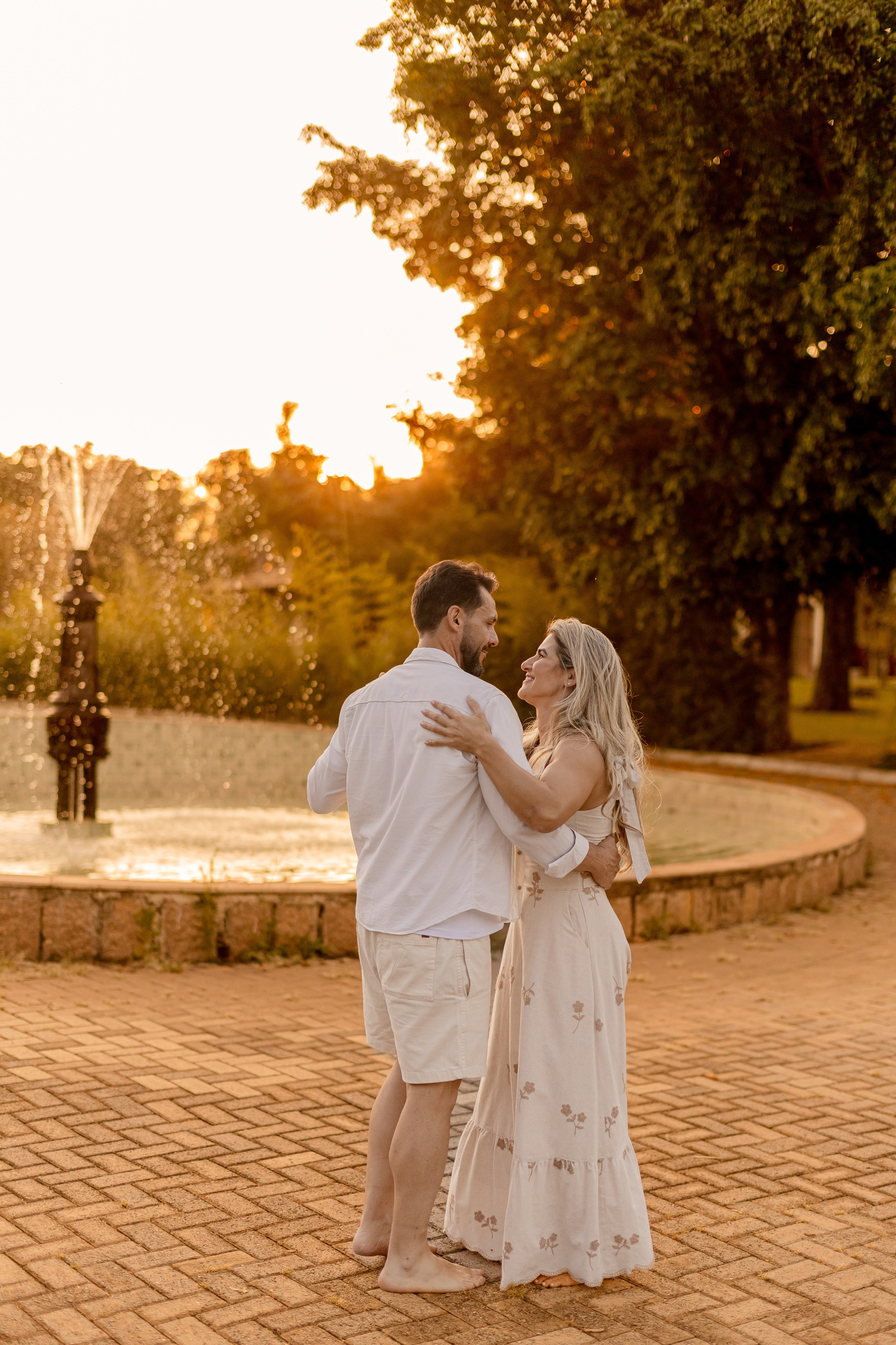 Ensaio Pré-Wedding no Interior Paulista com Lago, Areia e Pôr do Sol | Studio Melk. Foto e Video Studio Melk