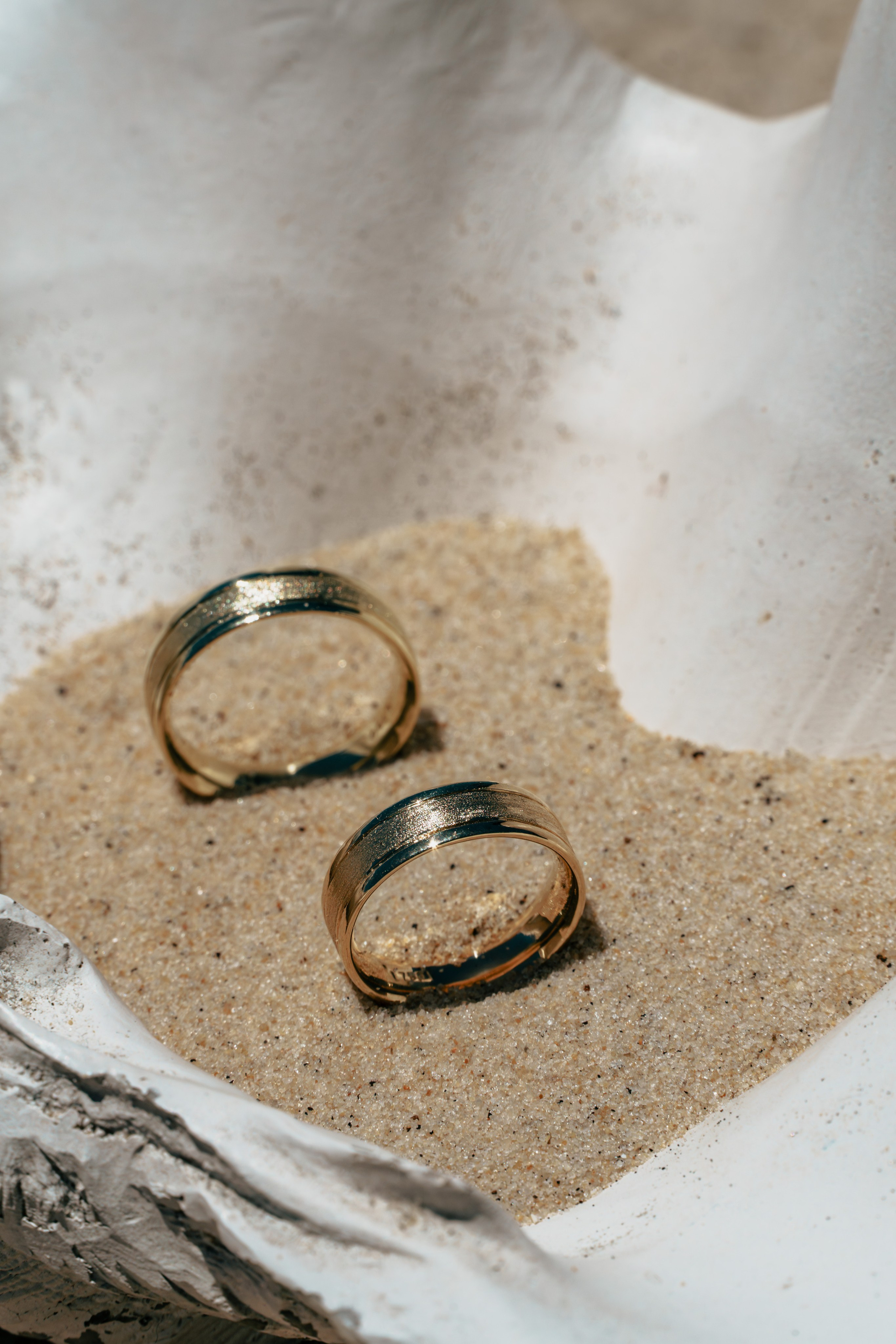 Alianças de casamento posicionadas na praia