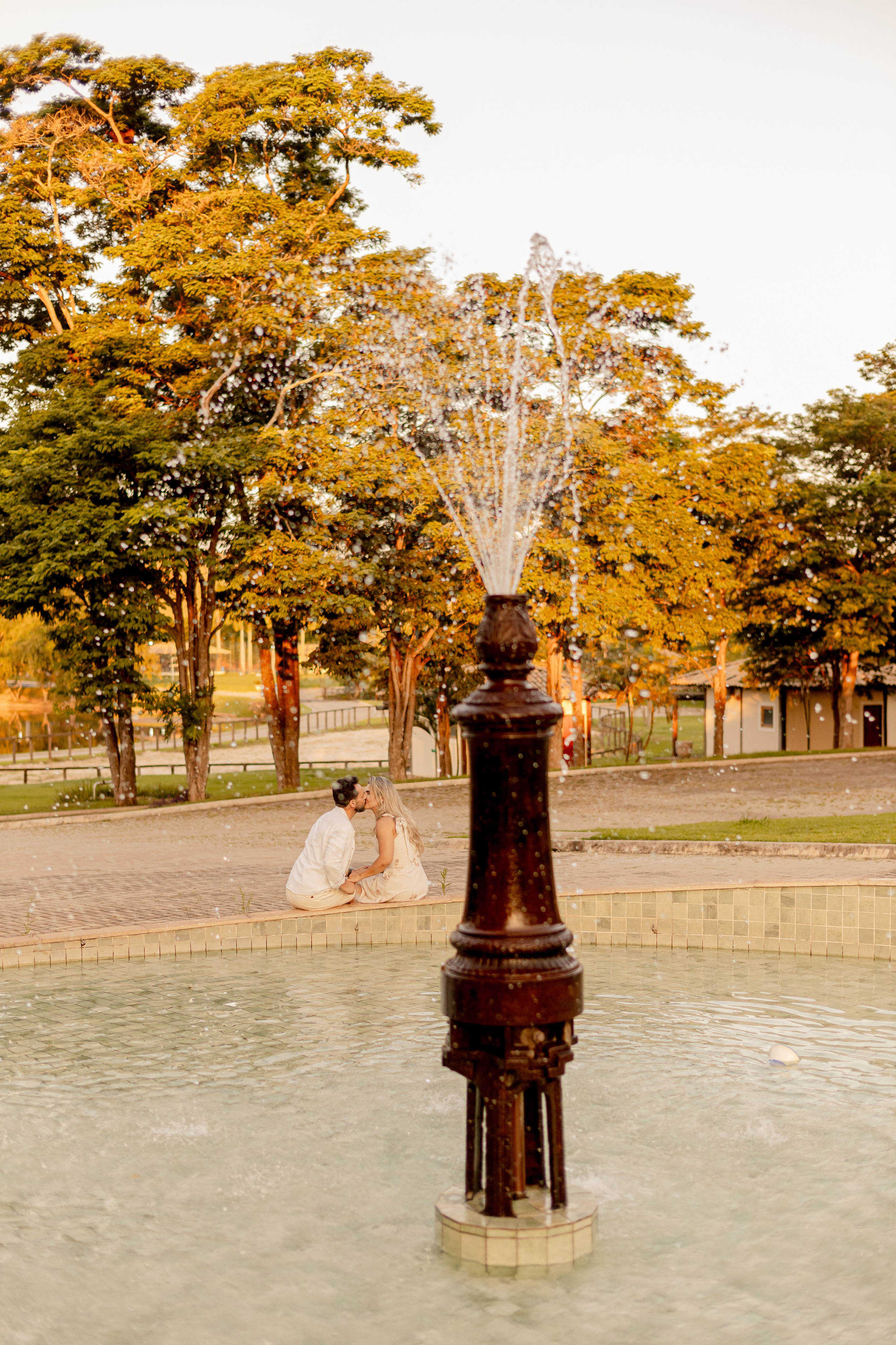Ensaio Pré-Wedding no Interior Paulista com Lago, Areia e Pôr do Sol | Studio Melk. Foto e Video Studio Melk