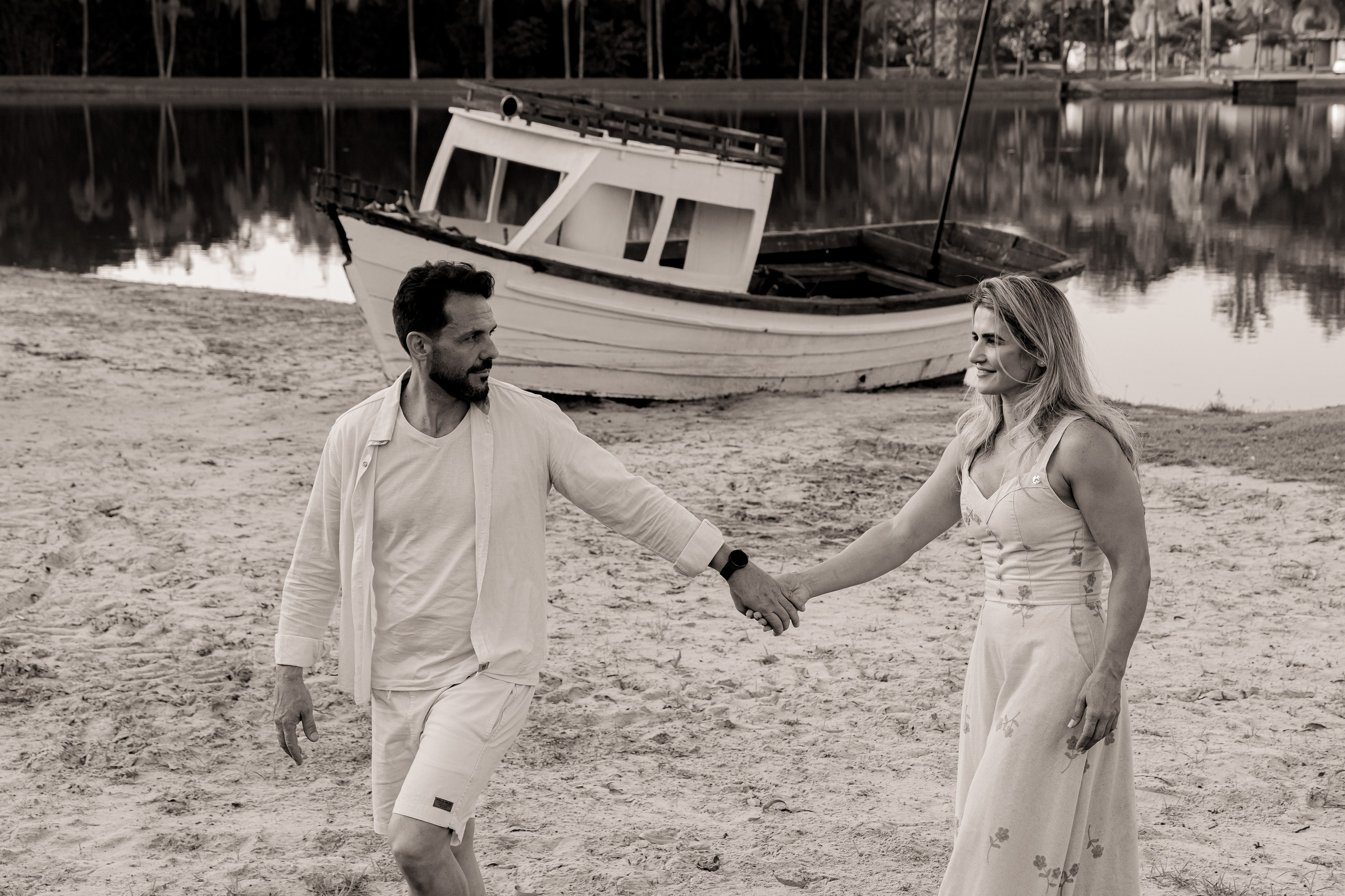 Ensaio Pré-Wedding no Interior Paulista com Lago, Areia e Pôr do Sol | Studio Melk. Foto e Video Studio Melk