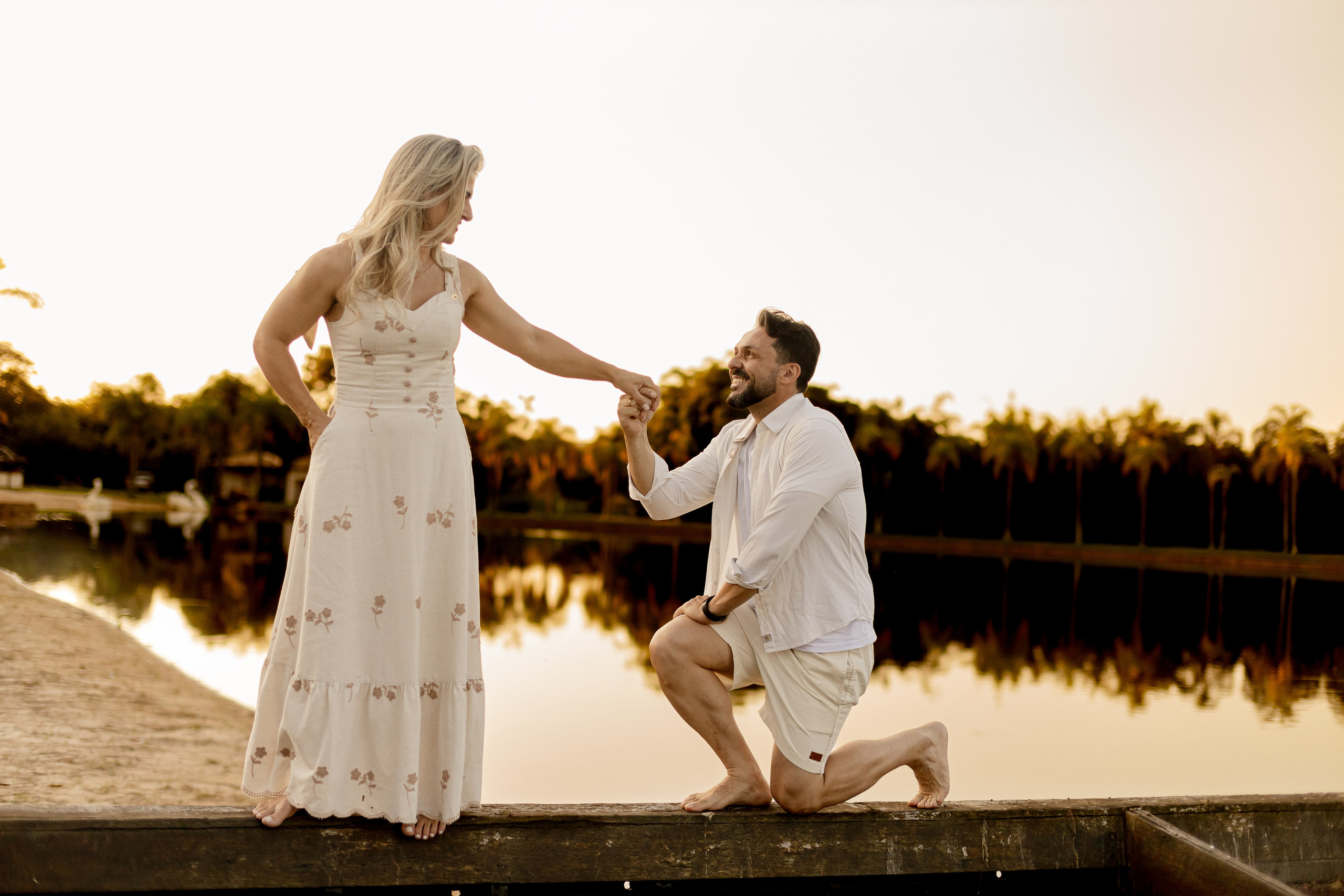 Ensaio Pré-Wedding no Interior Paulista com Lago, Areia e Pôr do Sol | Studio Melk. Foto e Video Studio Melk
