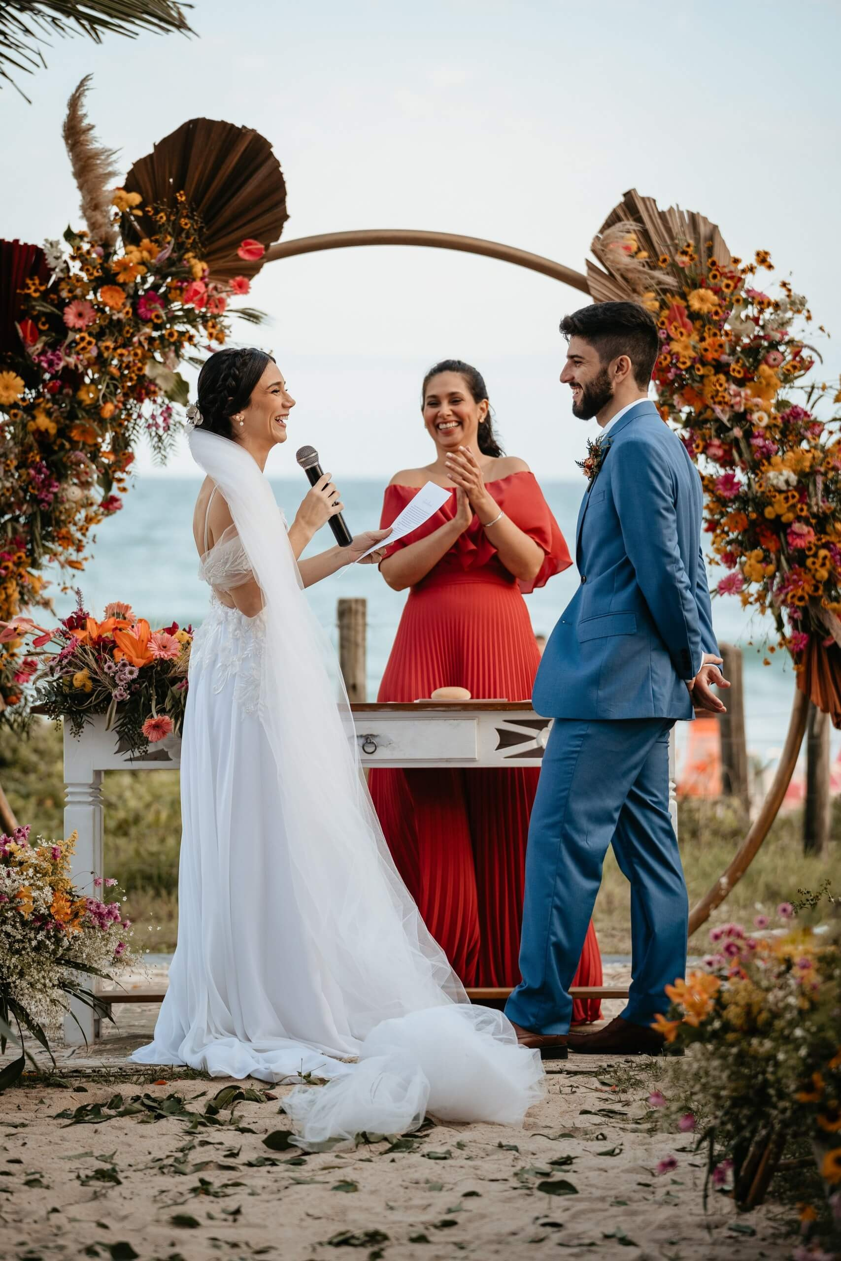 Noiva fazendo o votos em casamento na praia do Grumari no Rio de Janeiro