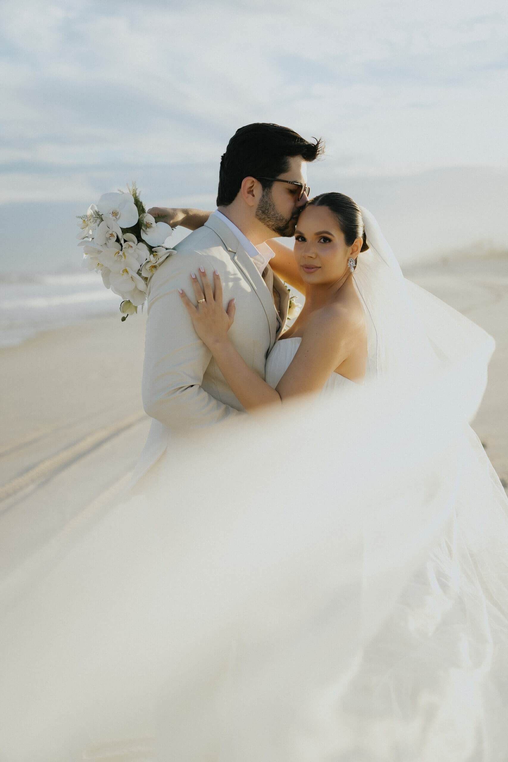 Casal elegante em destination wedding na praia no RJ