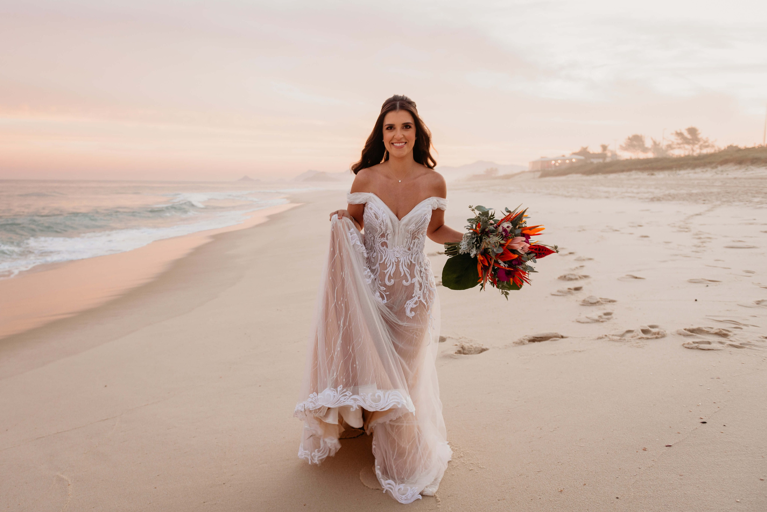 Noiva caminhando na areia durante casamento na praia no Rio de Janeiro