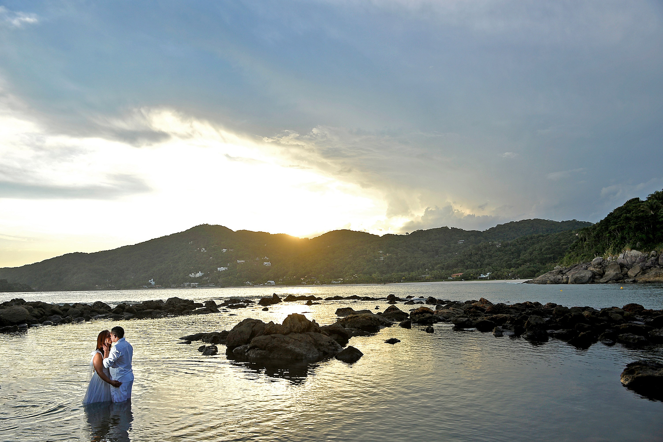 Valdene & Yasmim — Praia das Conchas, Guarujá. Produtora Bride