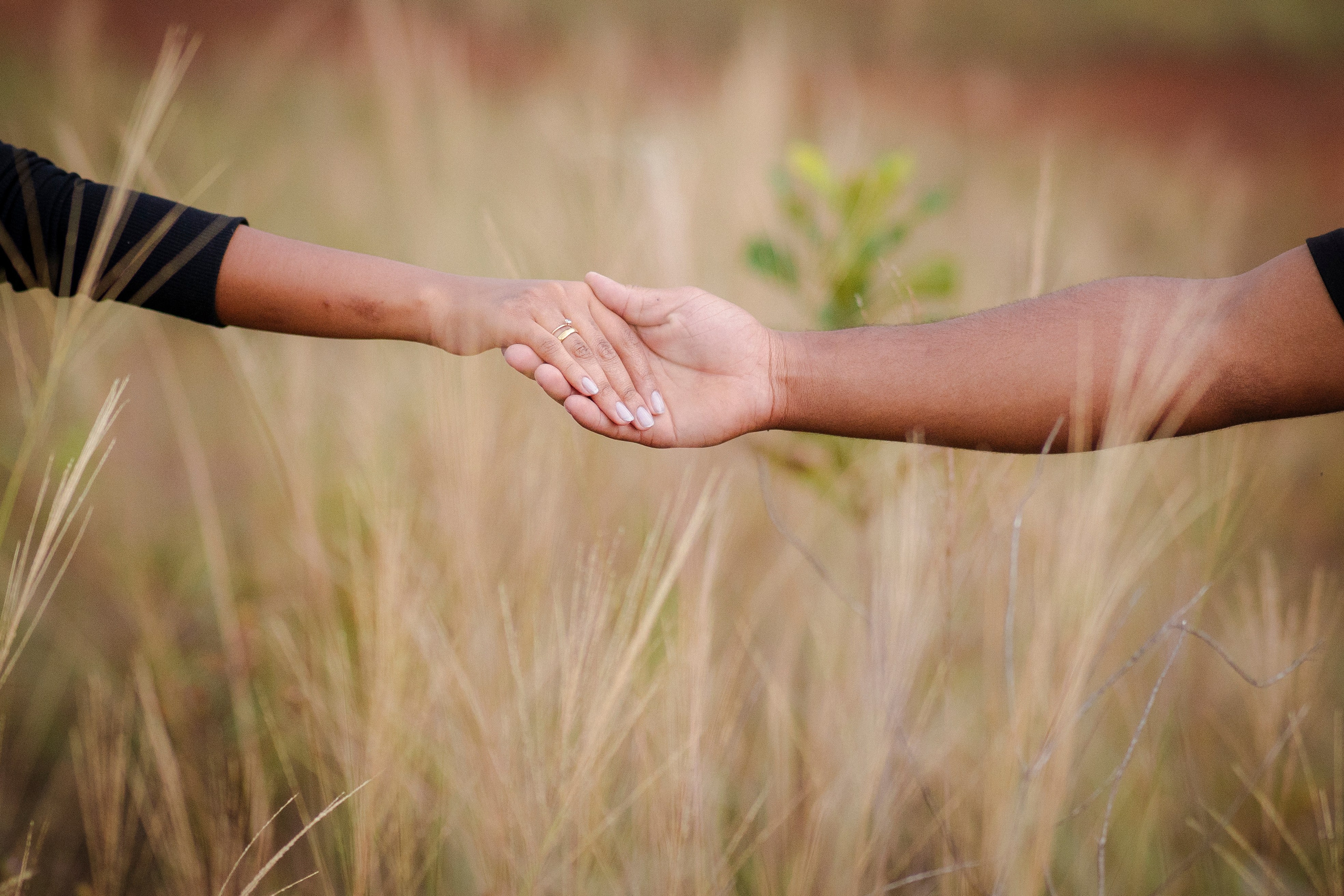 Fotografia artística de casal mostrando aliança e conexão emocional.