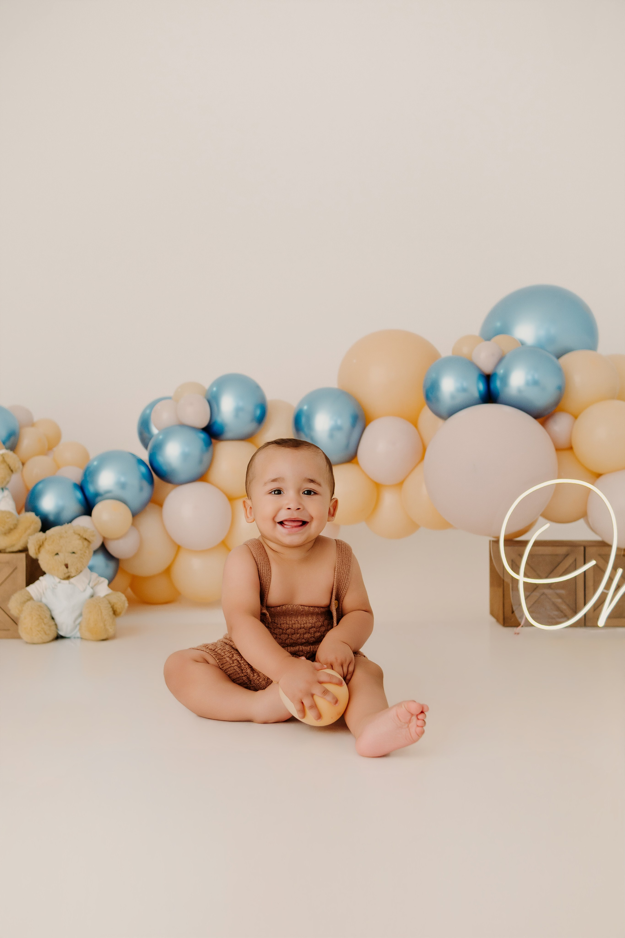 Ensaio de aniversário 1 ano de João| Fotografia Infantil em estúdio Vitória da Conquista. Estúdio Natani Fotografia