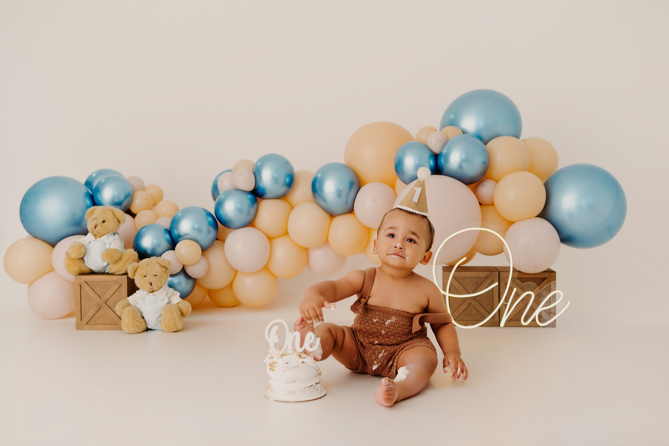 Ensaio de aniversário 1 ano de João| Fotografia Infantil em estúdio Vitória da Conquista. Estúdio Natani Fotografia