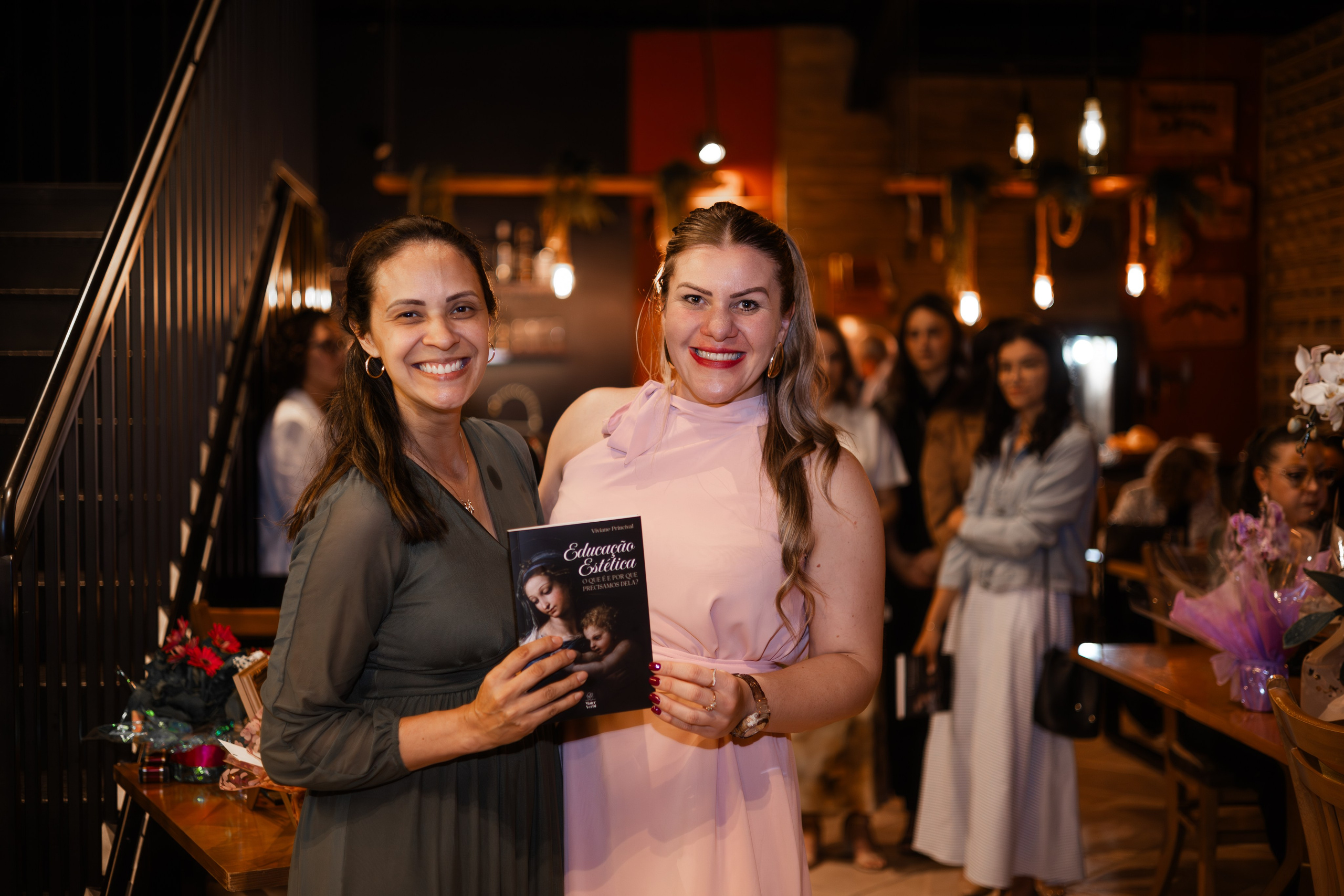 Lançamento de Livro Vivi Princival. Lumiere Filmes e Fotos
