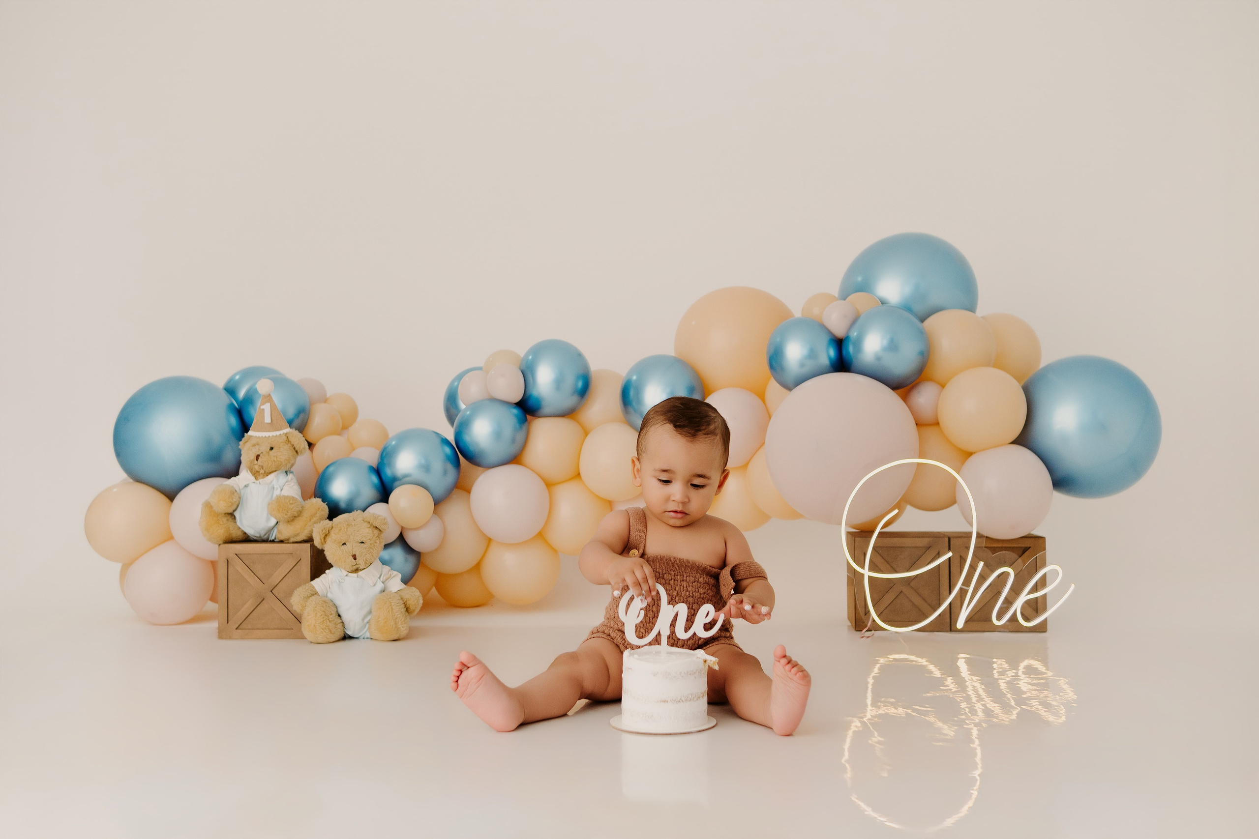 Ensaio de aniversário 1 ano de João| Fotografia Infantil em estúdio Vitória da Conquista. Estúdio Natani Fotografia