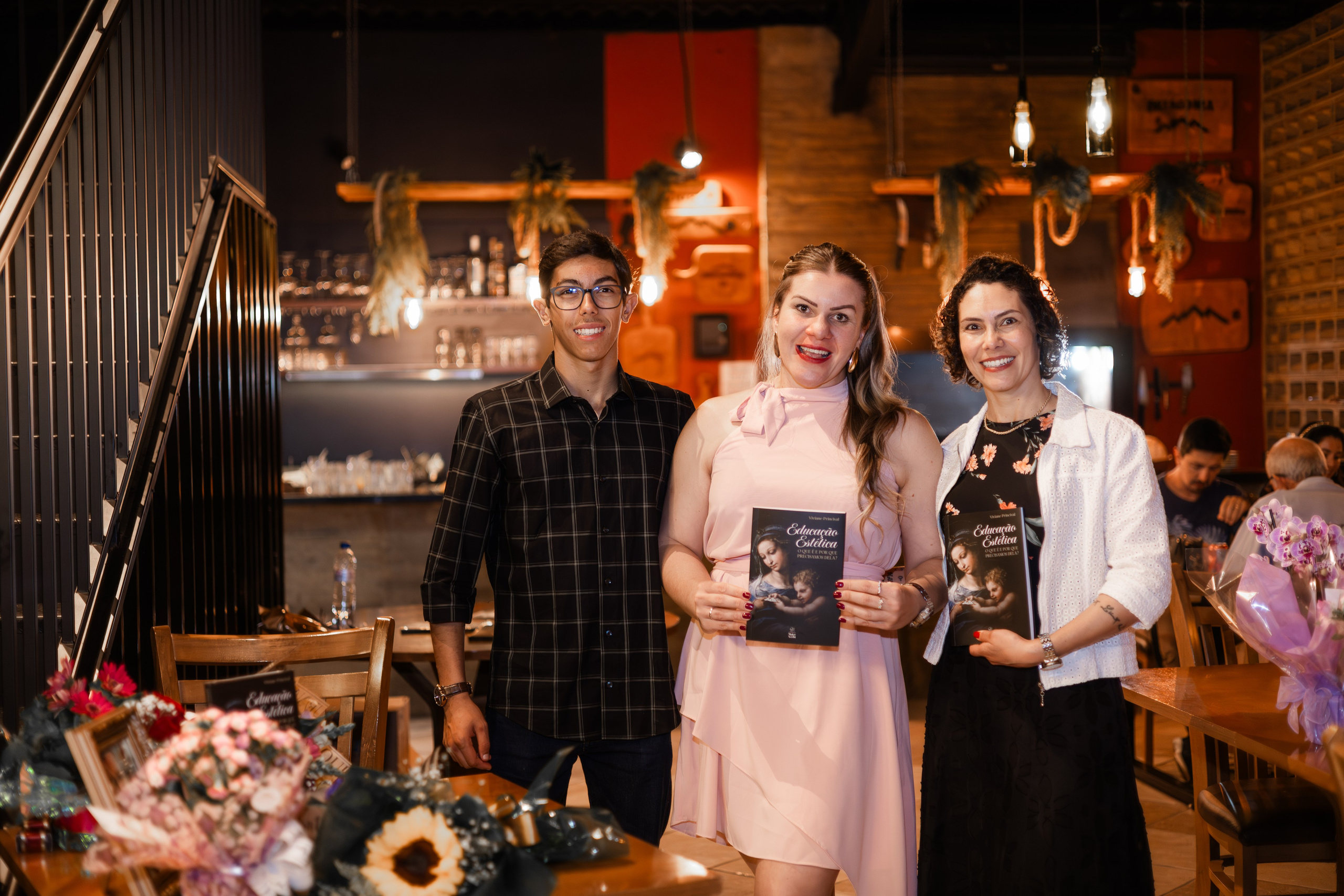 Lançamento de Livro Vivi Princival. Lumiere Filmes e Fotos