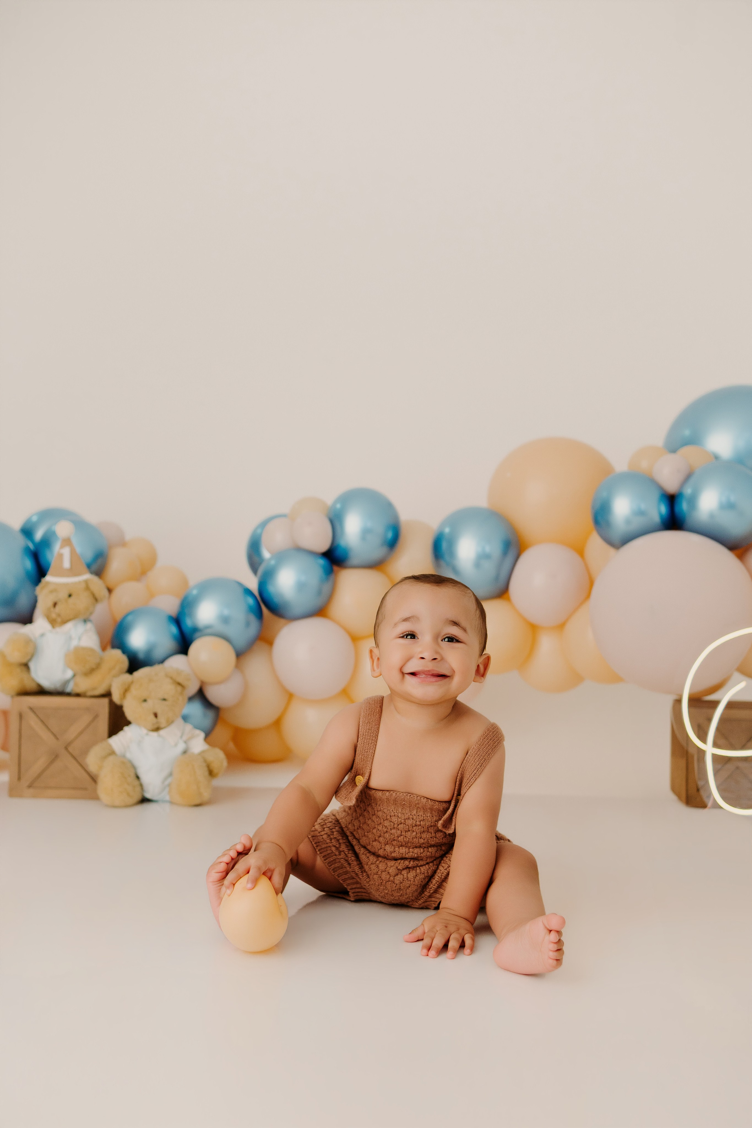 Ensaio de aniversário 1 ano de João| Fotografia Infantil em estúdio Vitória da Conquista. Estúdio Natani Fotografia