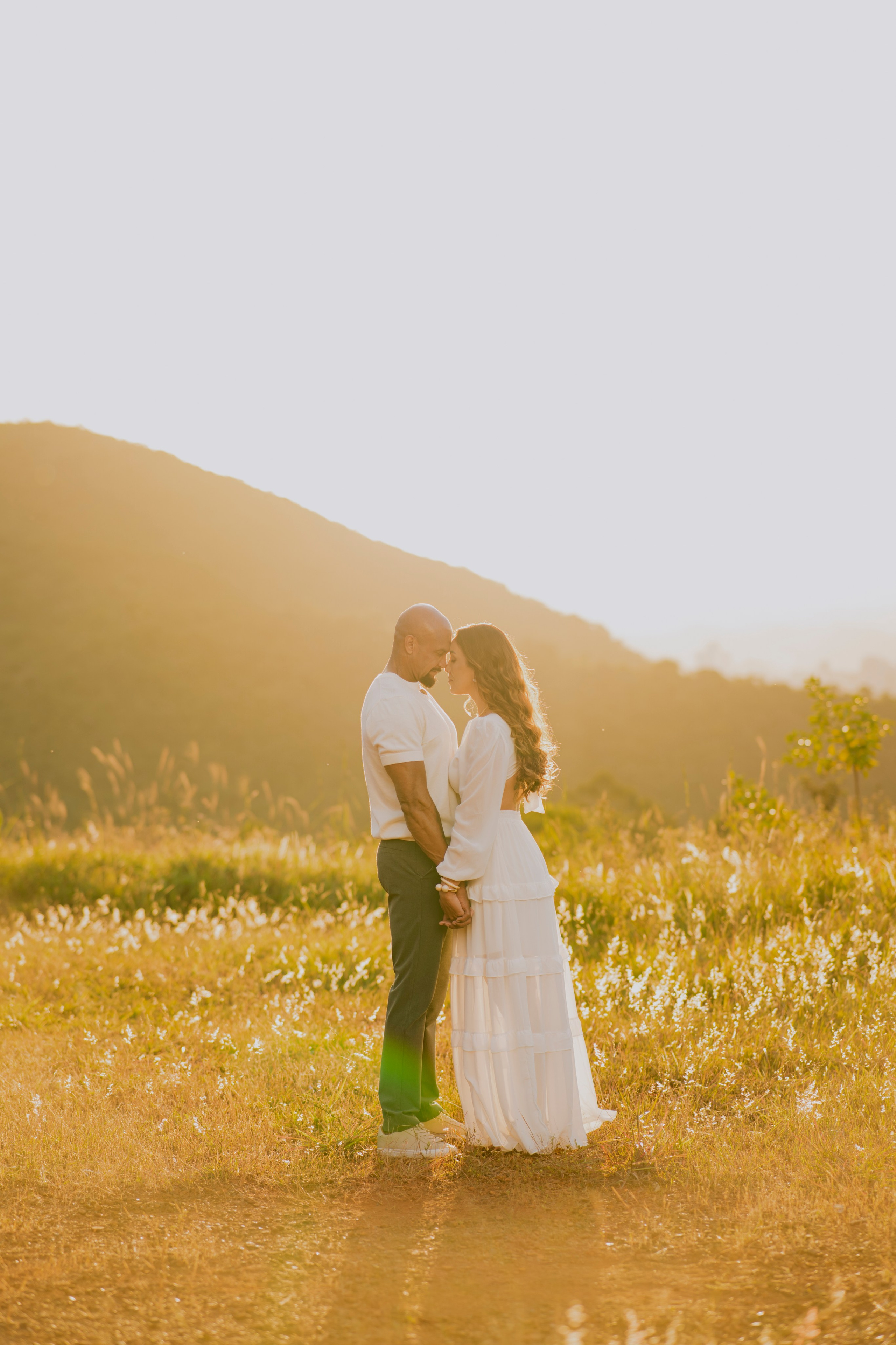 Fotografia de casal ao ar livre em Minas Gerais realizada por Felipe Xavier Fotografia.