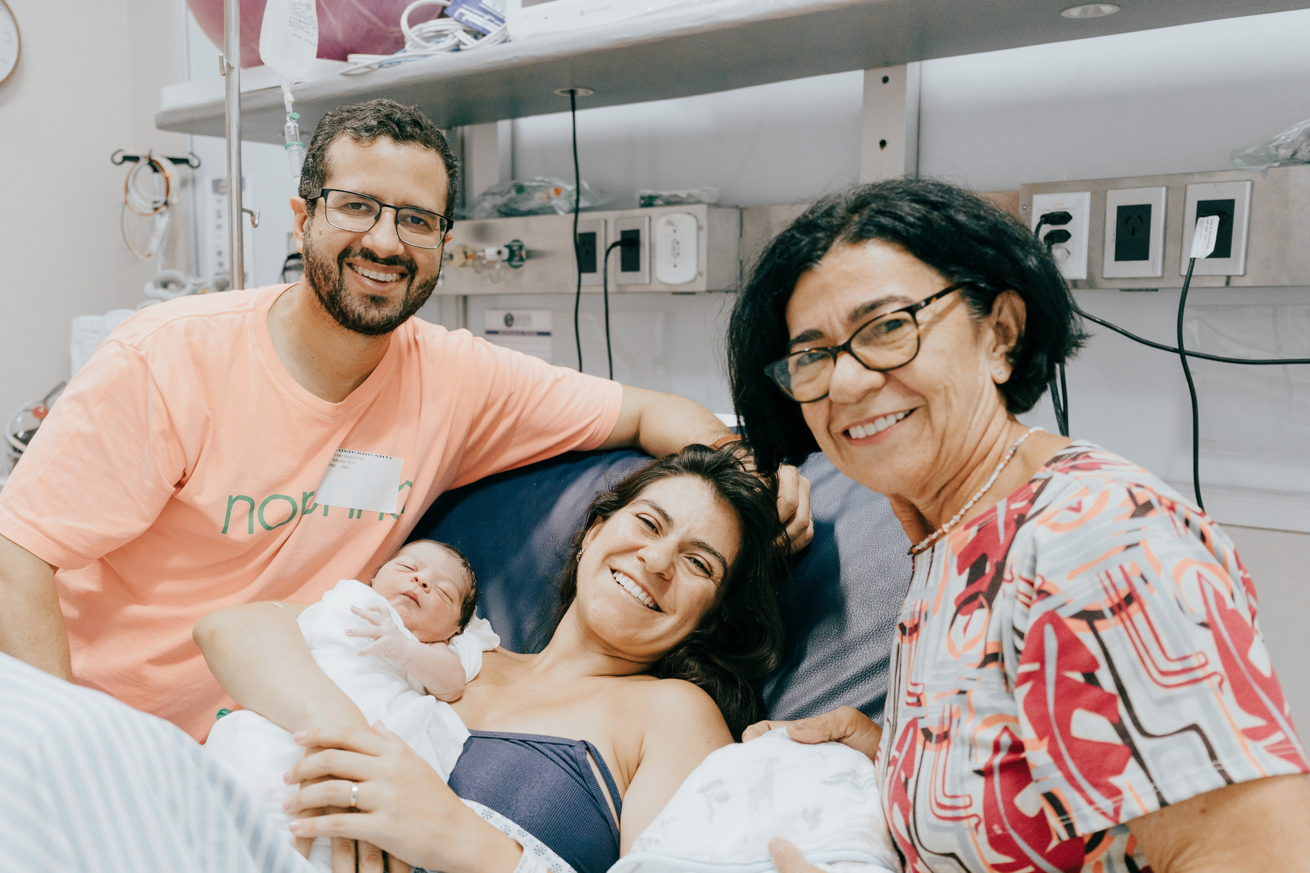 Nascimento Rael. Fotos e filme de partos & famílias