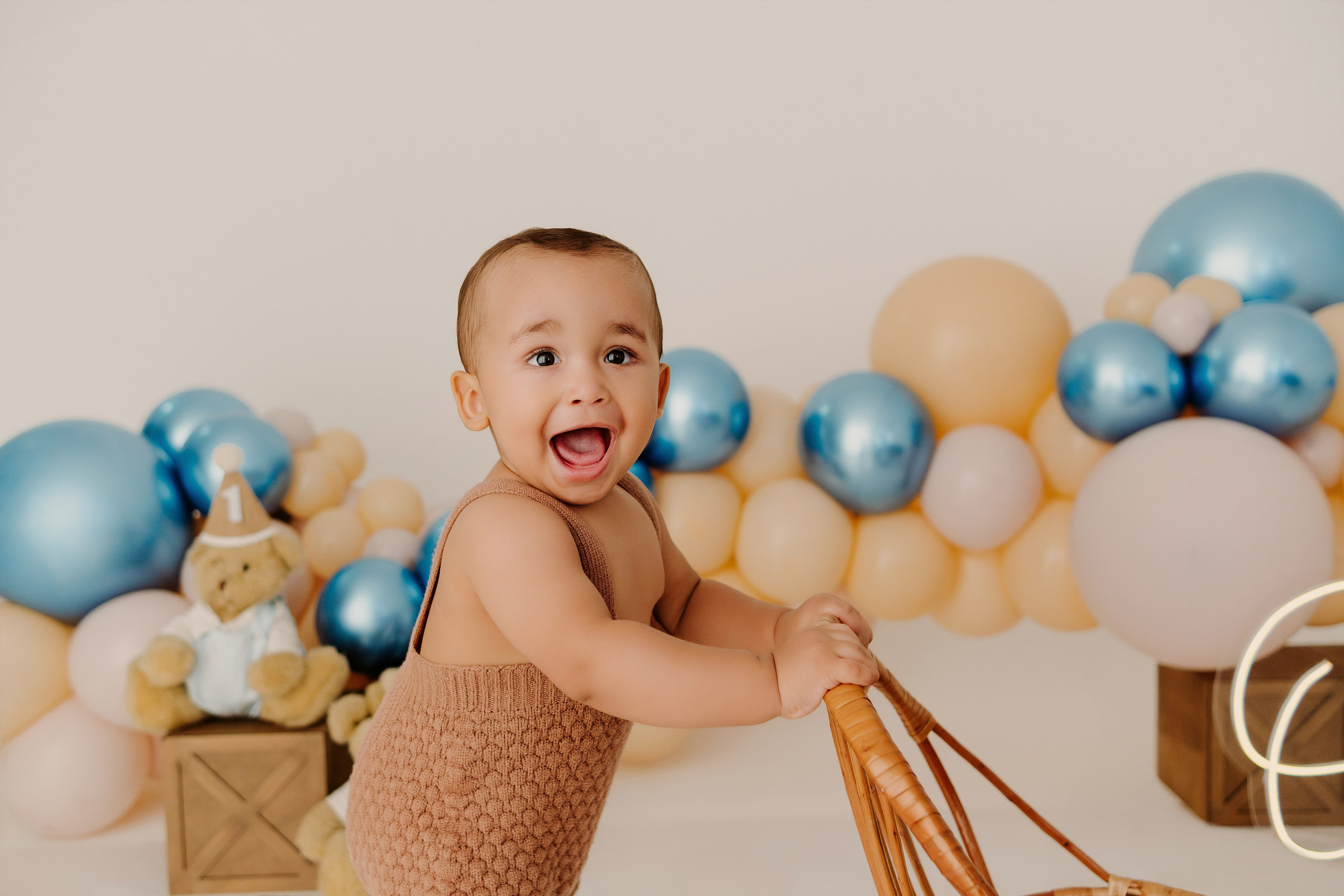 Ensaio de aniversário 1 ano de João| Fotografia Infantil em estúdio Vitória da Conquista. Estúdio Natani Fotografia