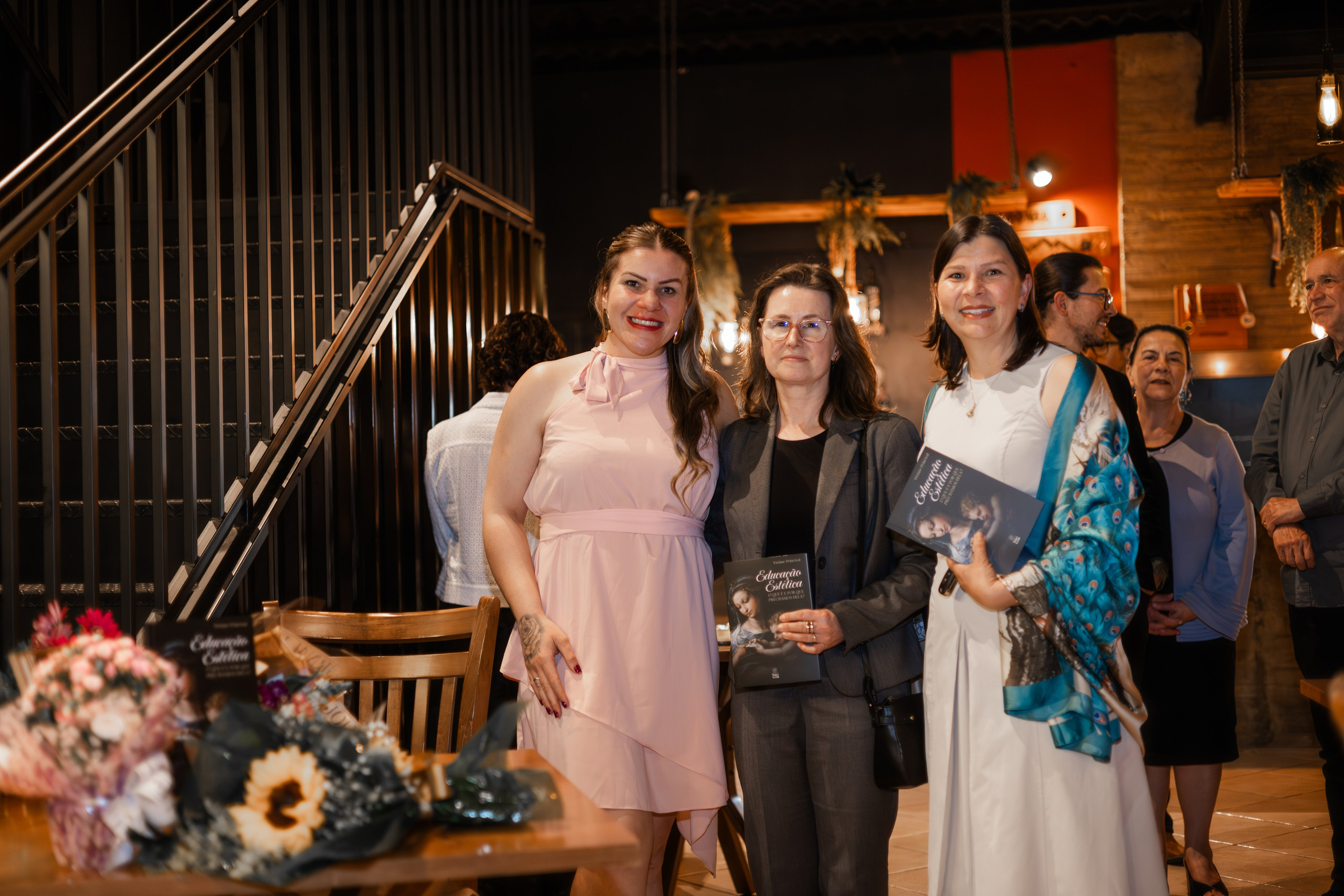 Lançamento de Livro Vivi Princival. Lumiere Filmes e Fotos