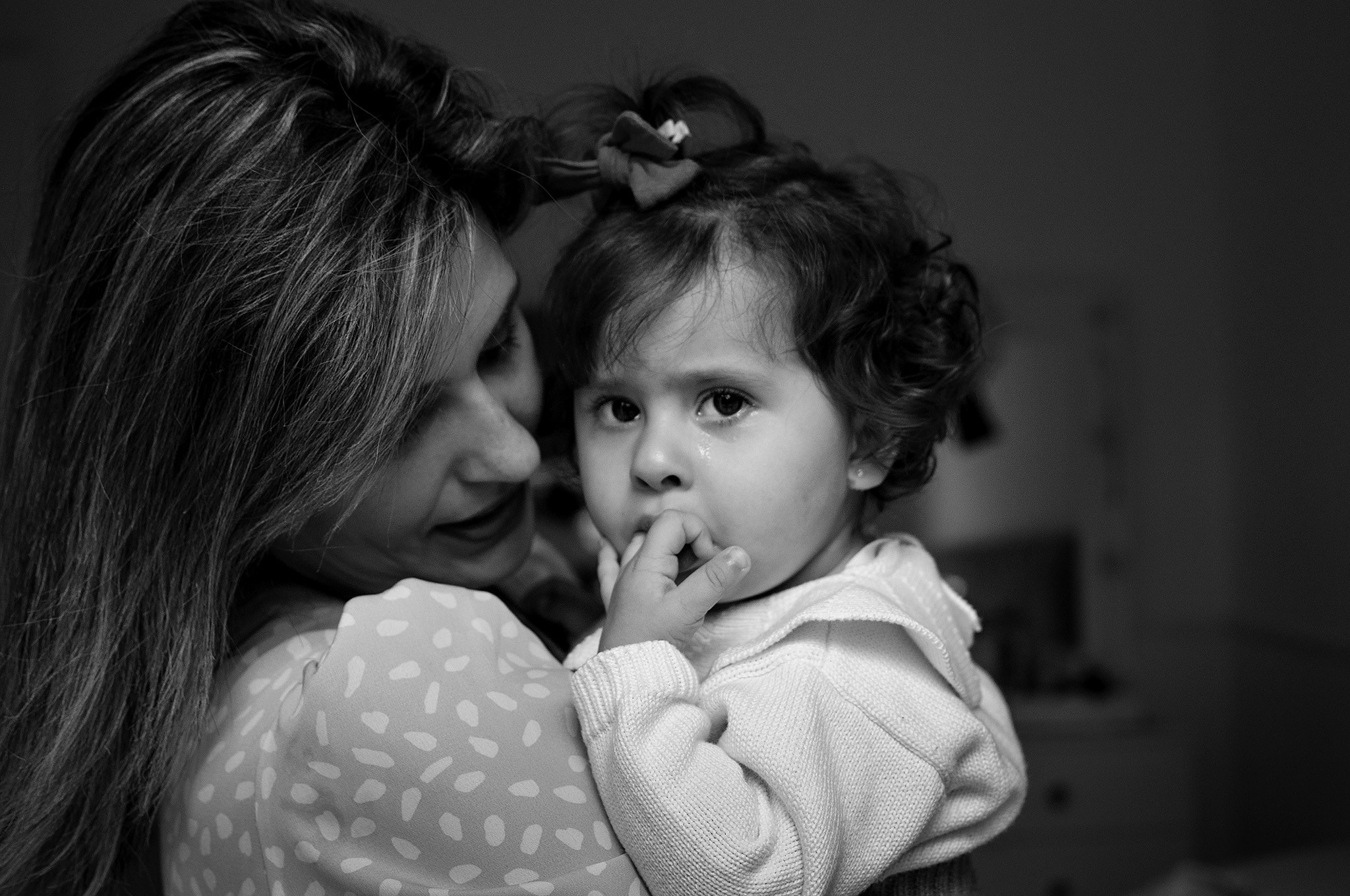 ensaio familia, mãe e filha, filha chorando, foto em preto e branco.
