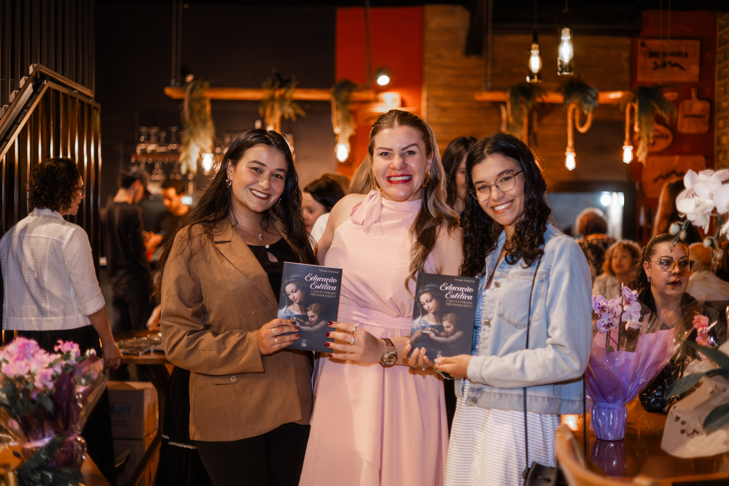 Lançamento de Livro Vivi Princival. Lumiere Filmes e Fotos