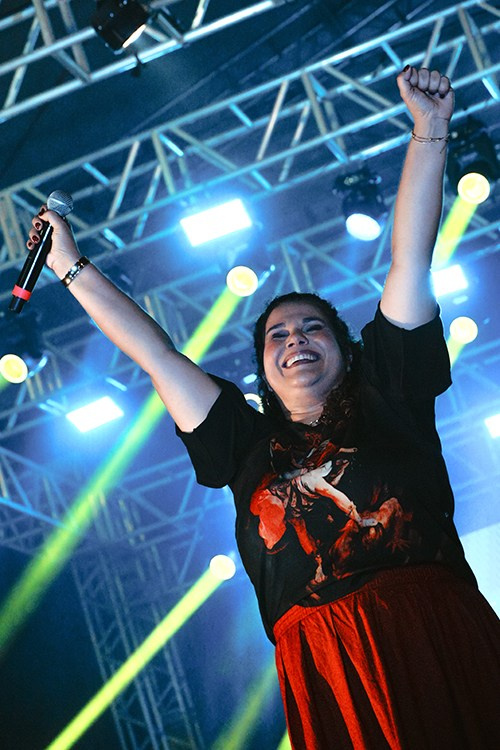 Eliana Ribeiro, cantando no palco durante show com iluminação colorida no Consagra-te natal
