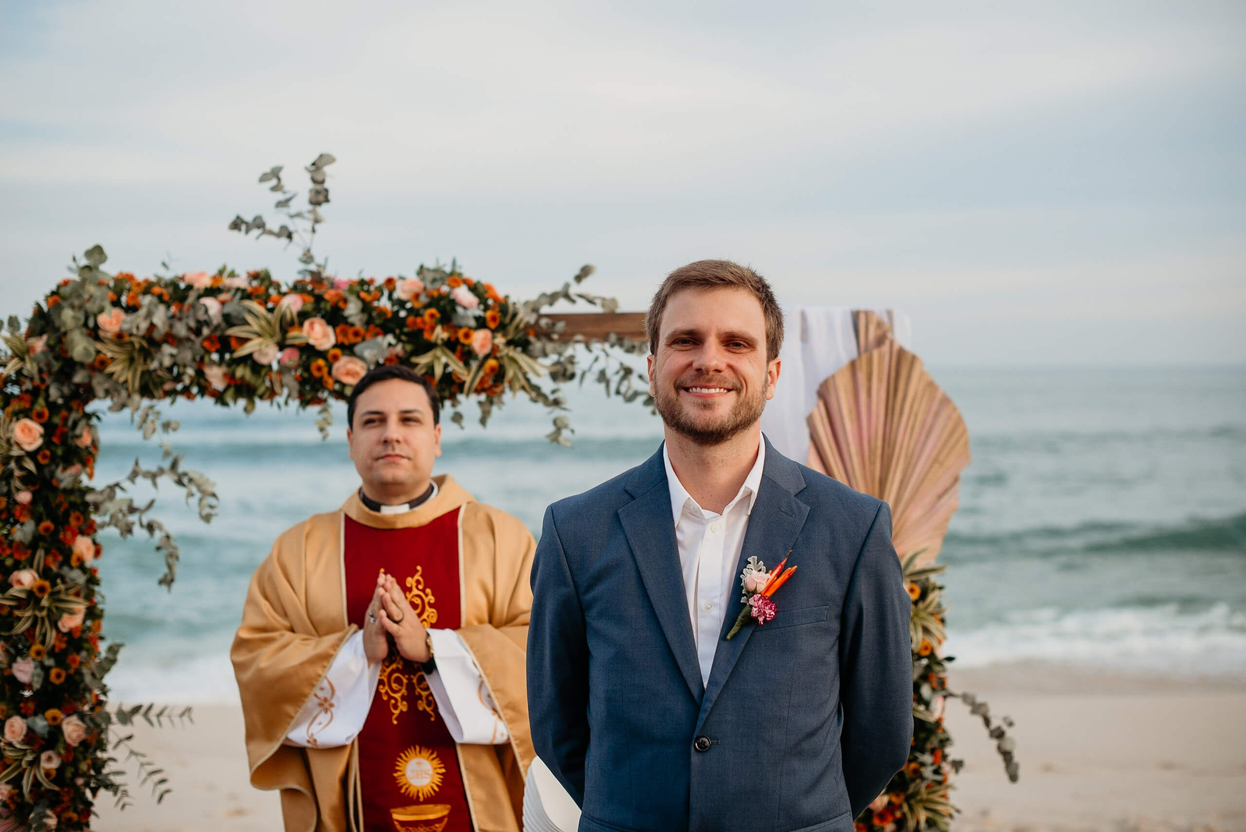 Noivo no altar em casamento na praia no Rio de Janeiro