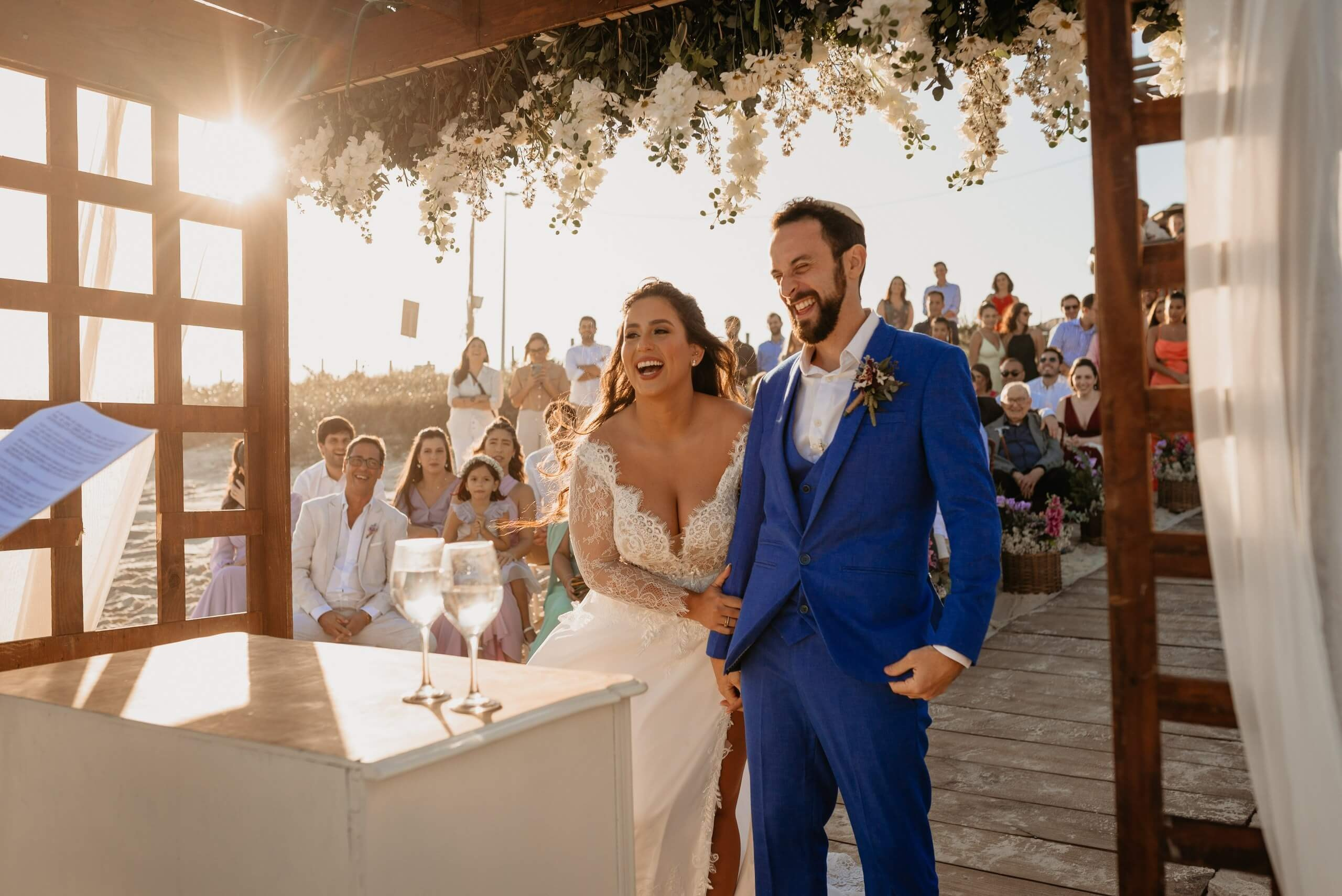Noivos sorrindo no por do sol em casamento na praia no Rio de Janeiro