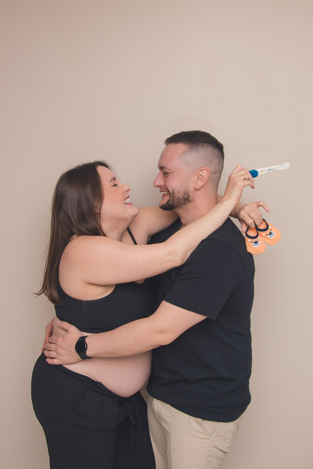 Ensaio fotográfico de gestante em estilo live style em home studio.