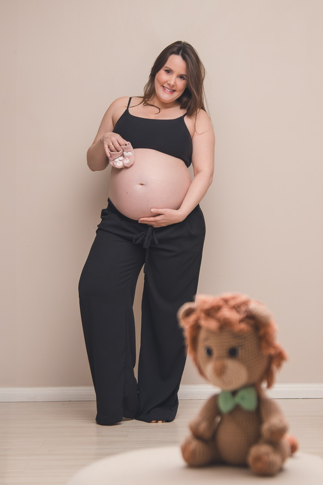 Ensaio fotográfico de gestante em estilo live style em home studio.