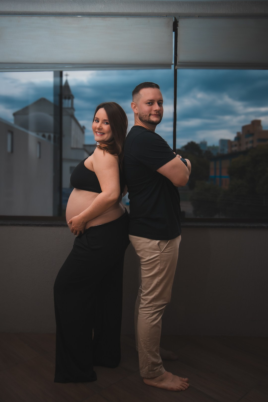 Ensaio fotográfico de gestante em estilo live style em home studio.